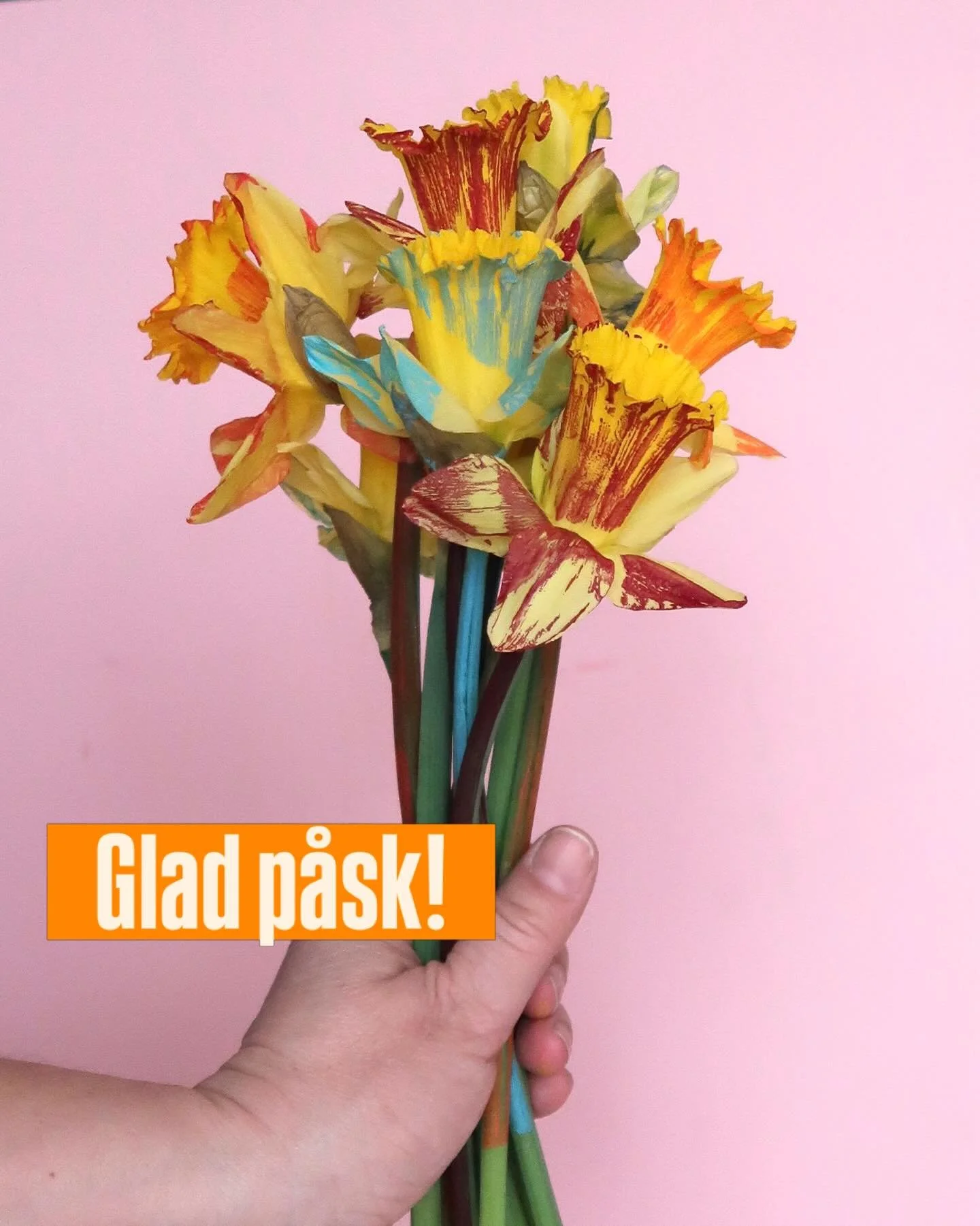 Glad p&aring;sk! 

Med p&aring;skliljor som har varit i n&auml;rkontakt med en gelli plate. 💐

#konstn&auml;r #atelj&eacute; #atelj&eacute;liv