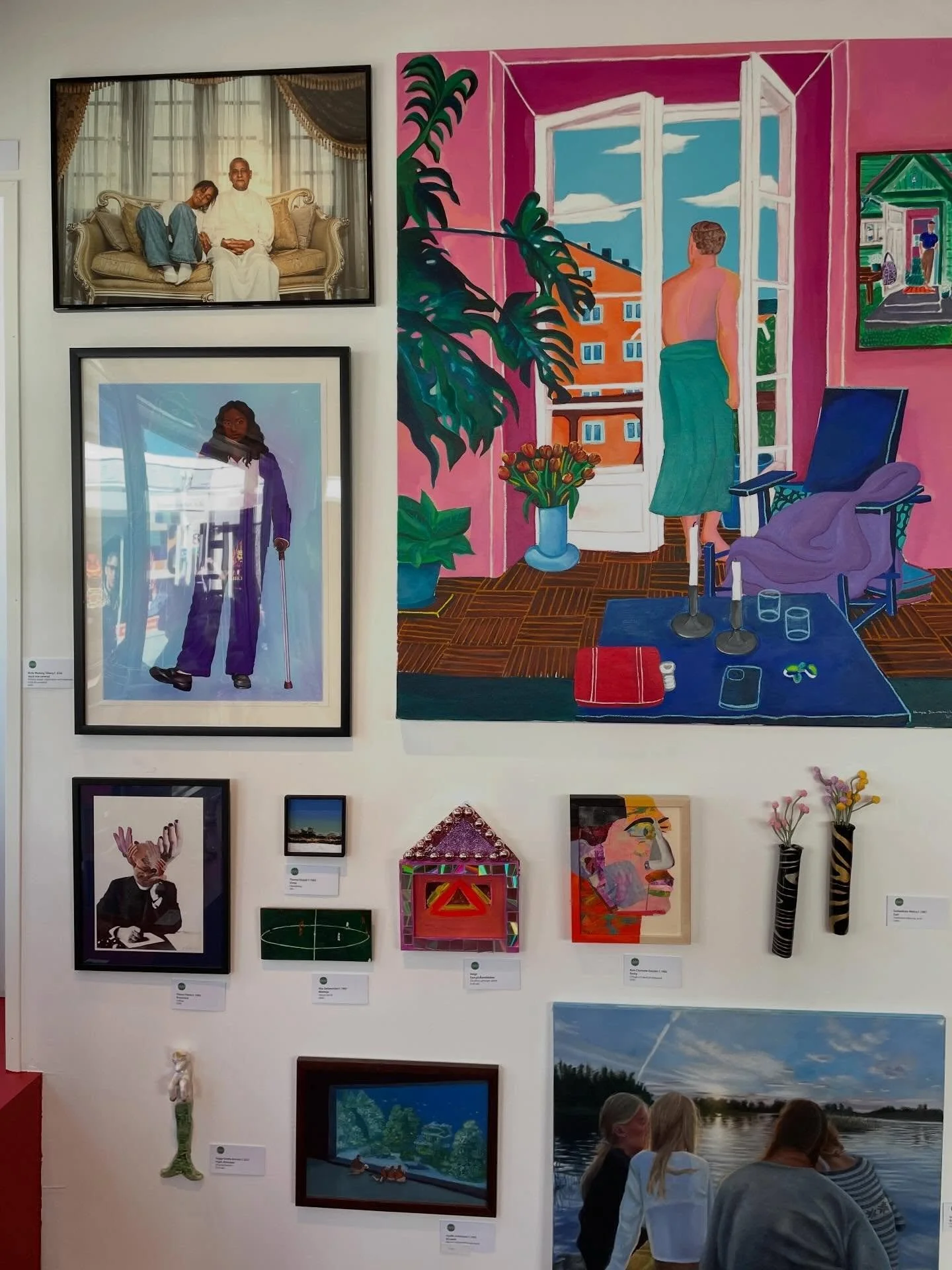 Det var mycket folk p&aring; vernissagen i Husby ig&aring;r. Mycket inspirerande med all konst. 318 deltagare, ett helt g&auml;ng lokaler, fasadkonst, poesi, och alla tekniker du kan t&auml;nka dig. 

Tack f&ouml;r att jag och Rocky f&aring;r vara me