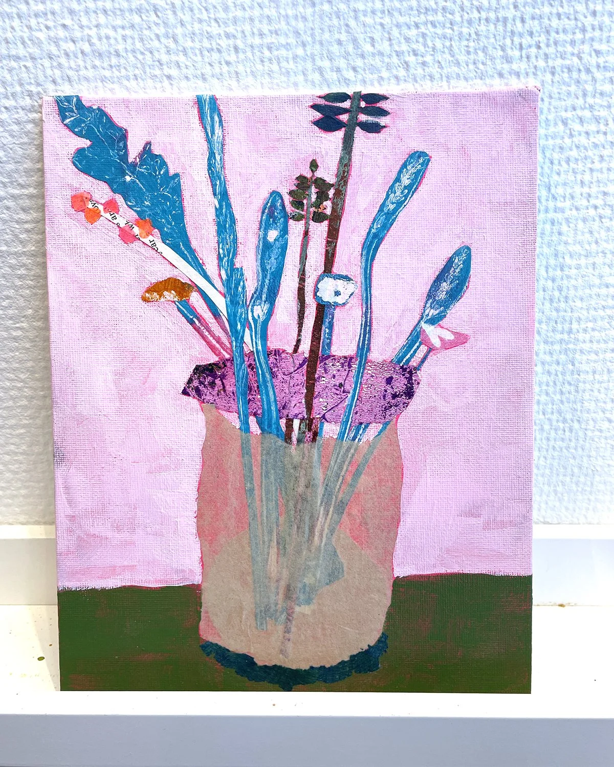 ett stilleben med collage och mixed media