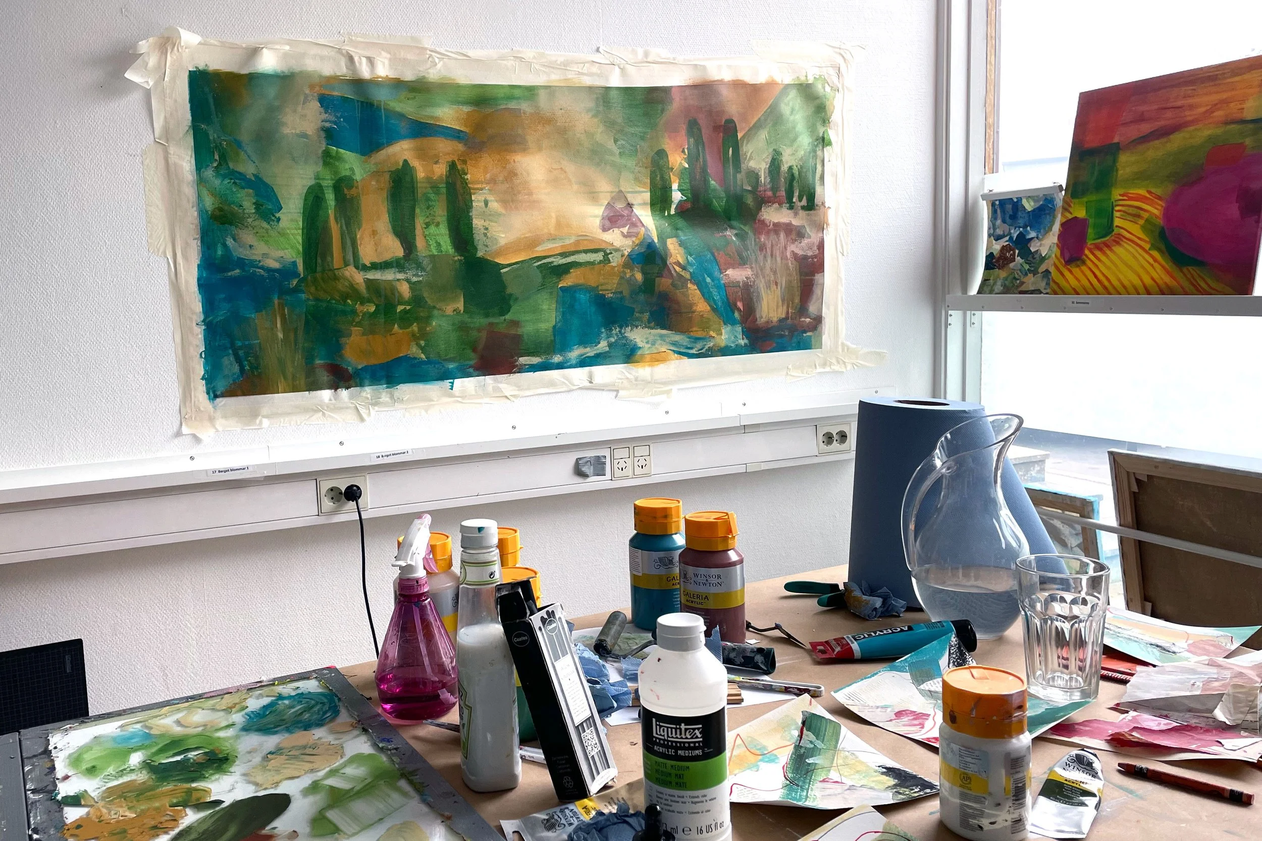 Pågående målning på väggen i ateljén