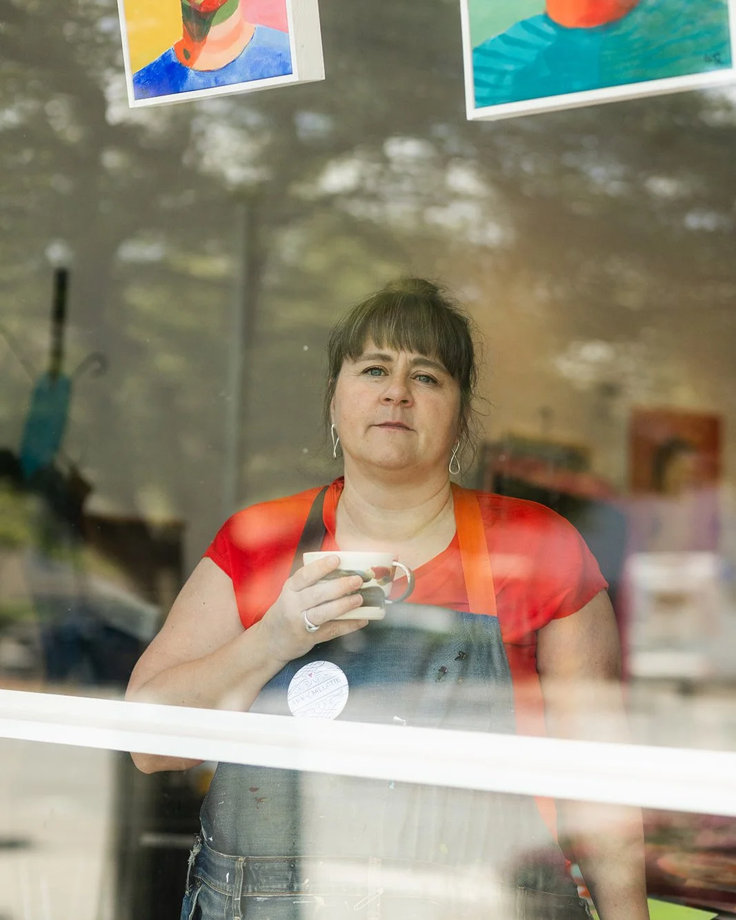Ann-Charlotte dricker kaffe i ateljén