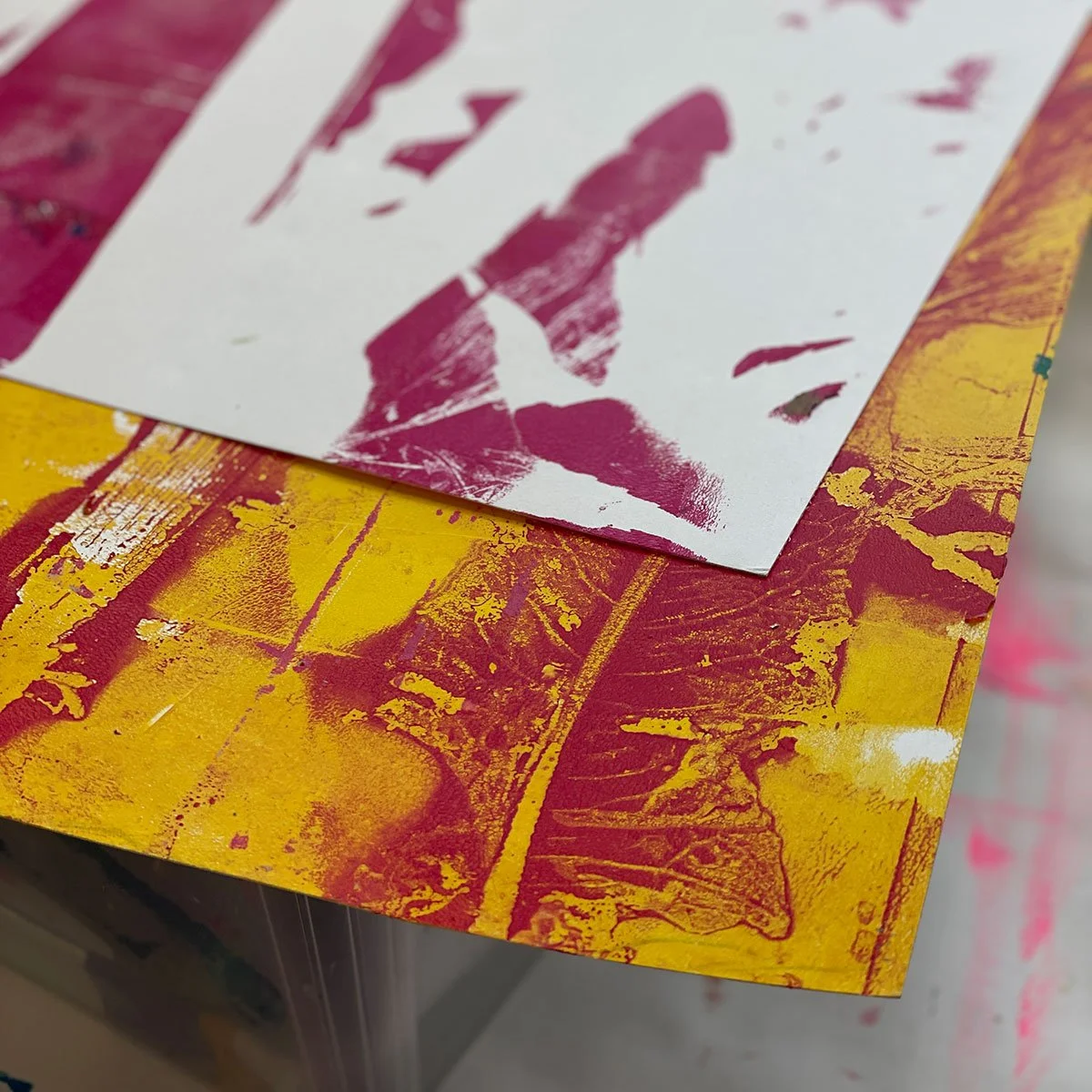 gelli plate tryck med växter i gult, rött och rosa