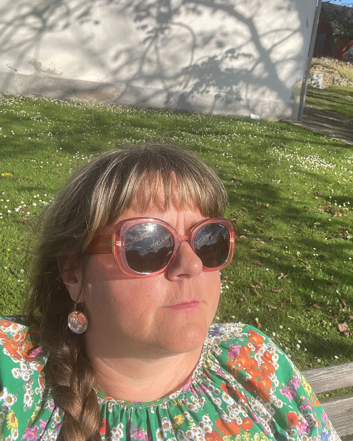 Ann-Charlotte med solglasögon i solen