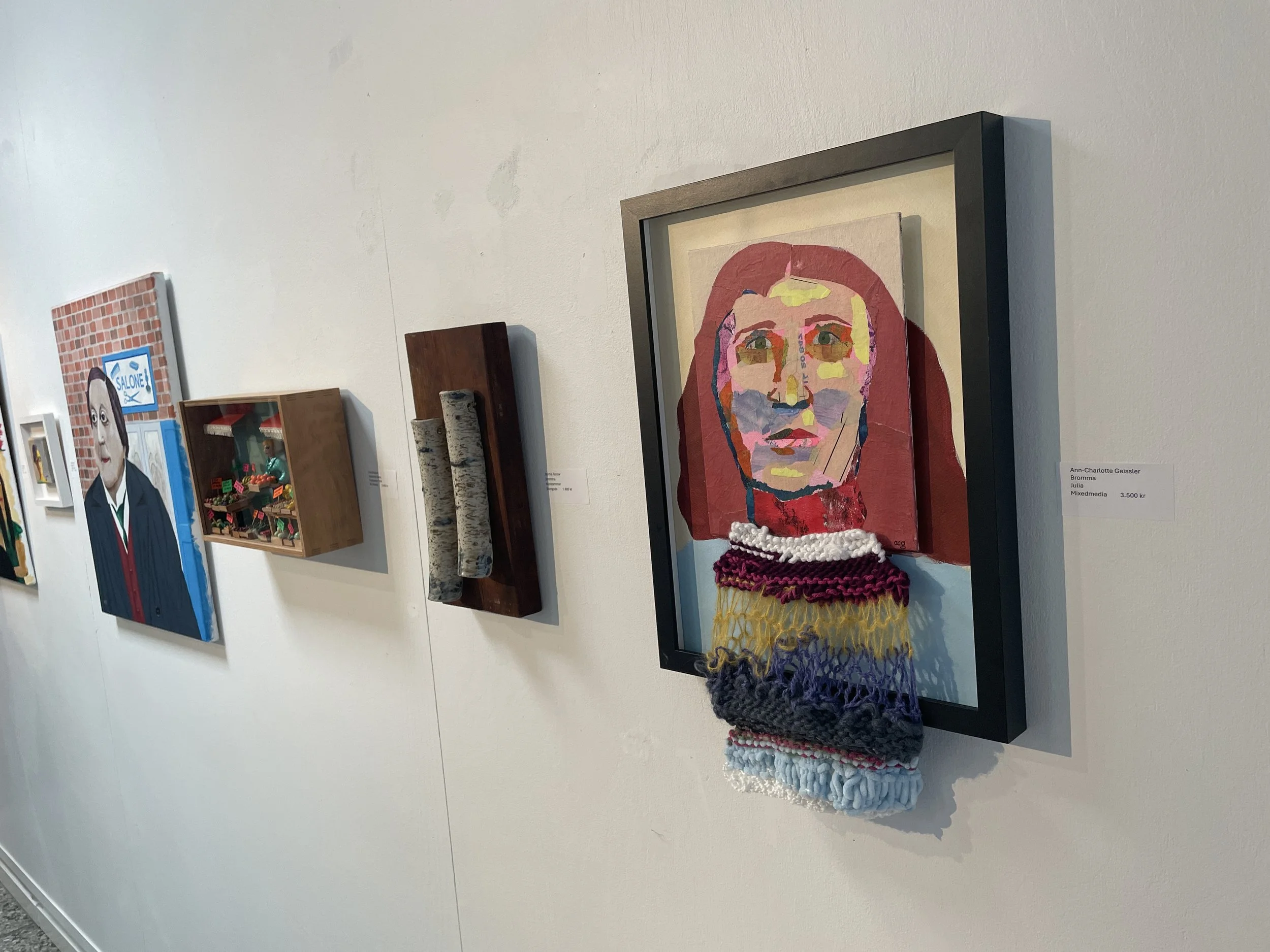 Julia, mixed media-verk, på Upplands Väsby konsthall