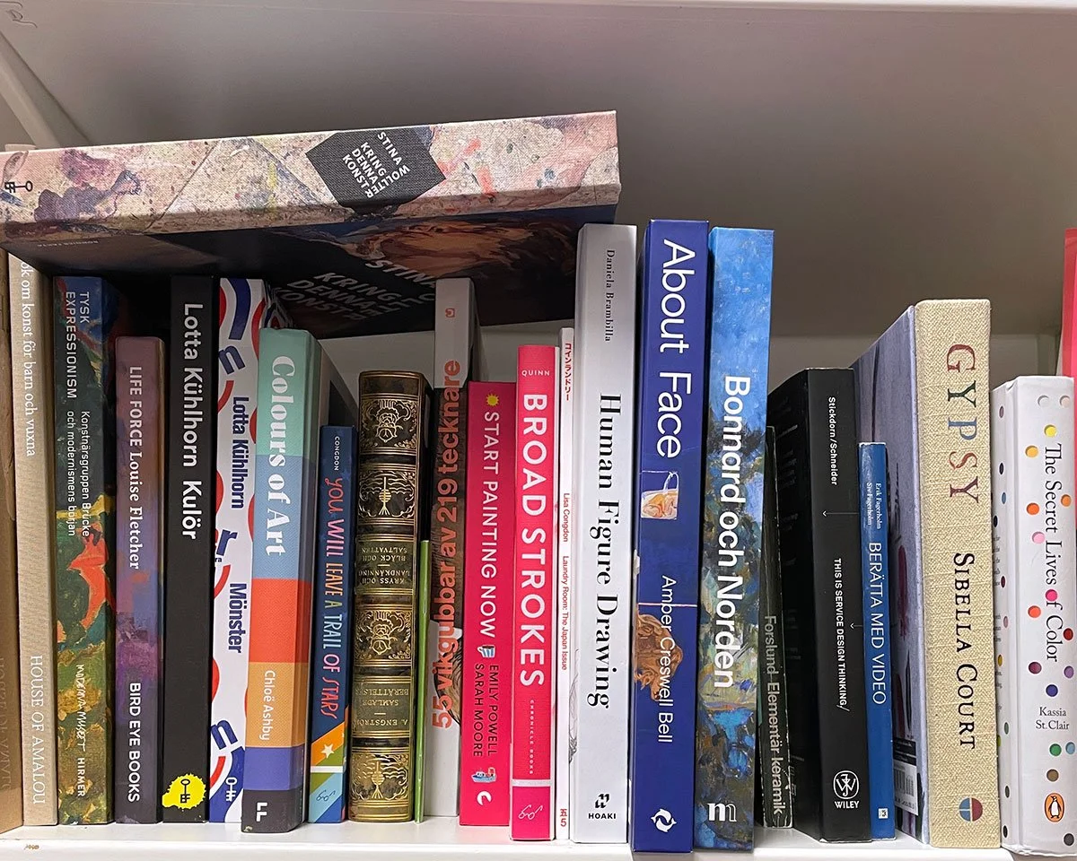 Böcker om färg i ateljéns bokhylla