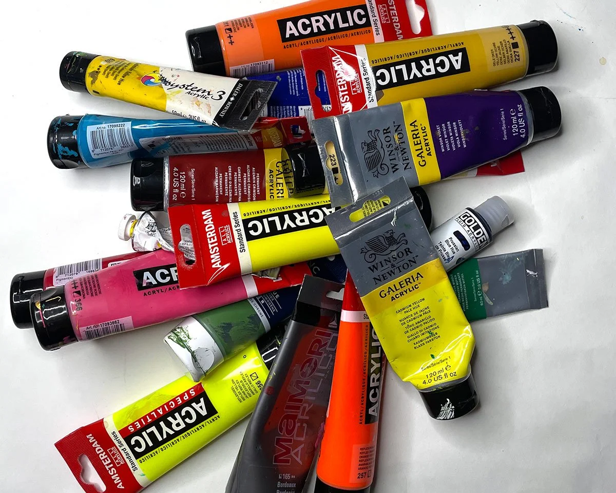 En hög med färgtuber