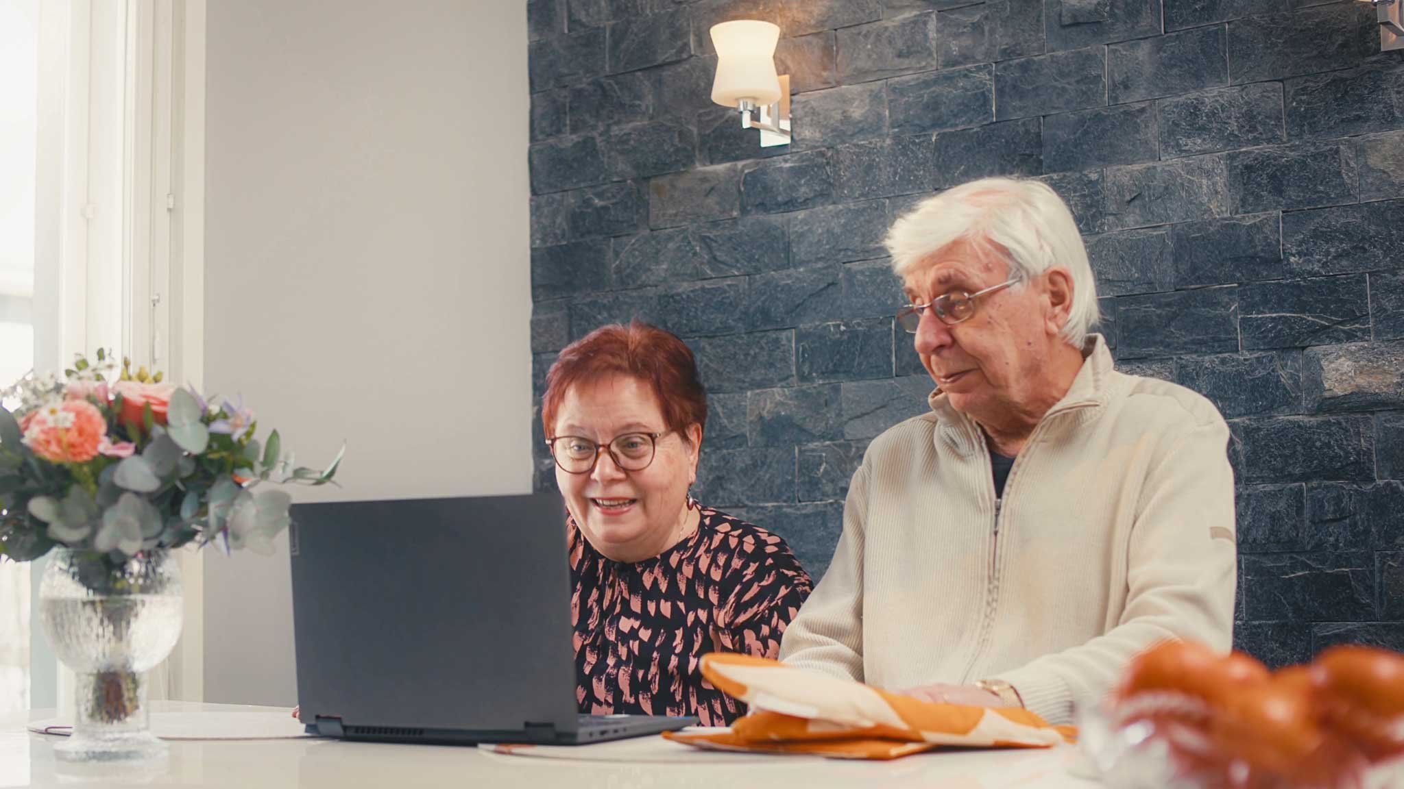 Brändivideon eri versioita käytetään monikanavaisessa viestinnässä.