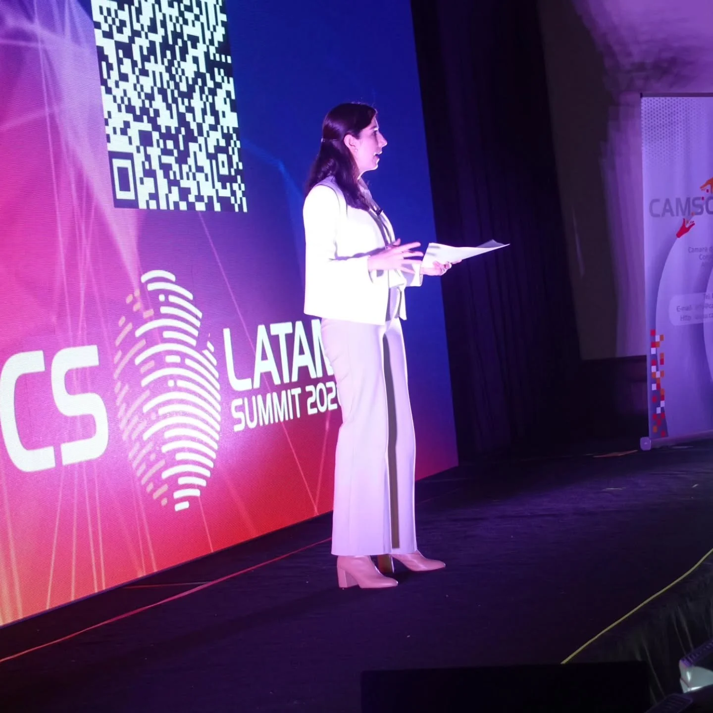 &iquest;C&oacute;mo romper el hielo ante cientas de personas que te observan?

Conectando con ellas tal cual como si estuvieras  en una conversaci&oacute;n.

No vi&eacute;ndolas como una amenaza, sino como una oportunidad para aprender y pasar un bue