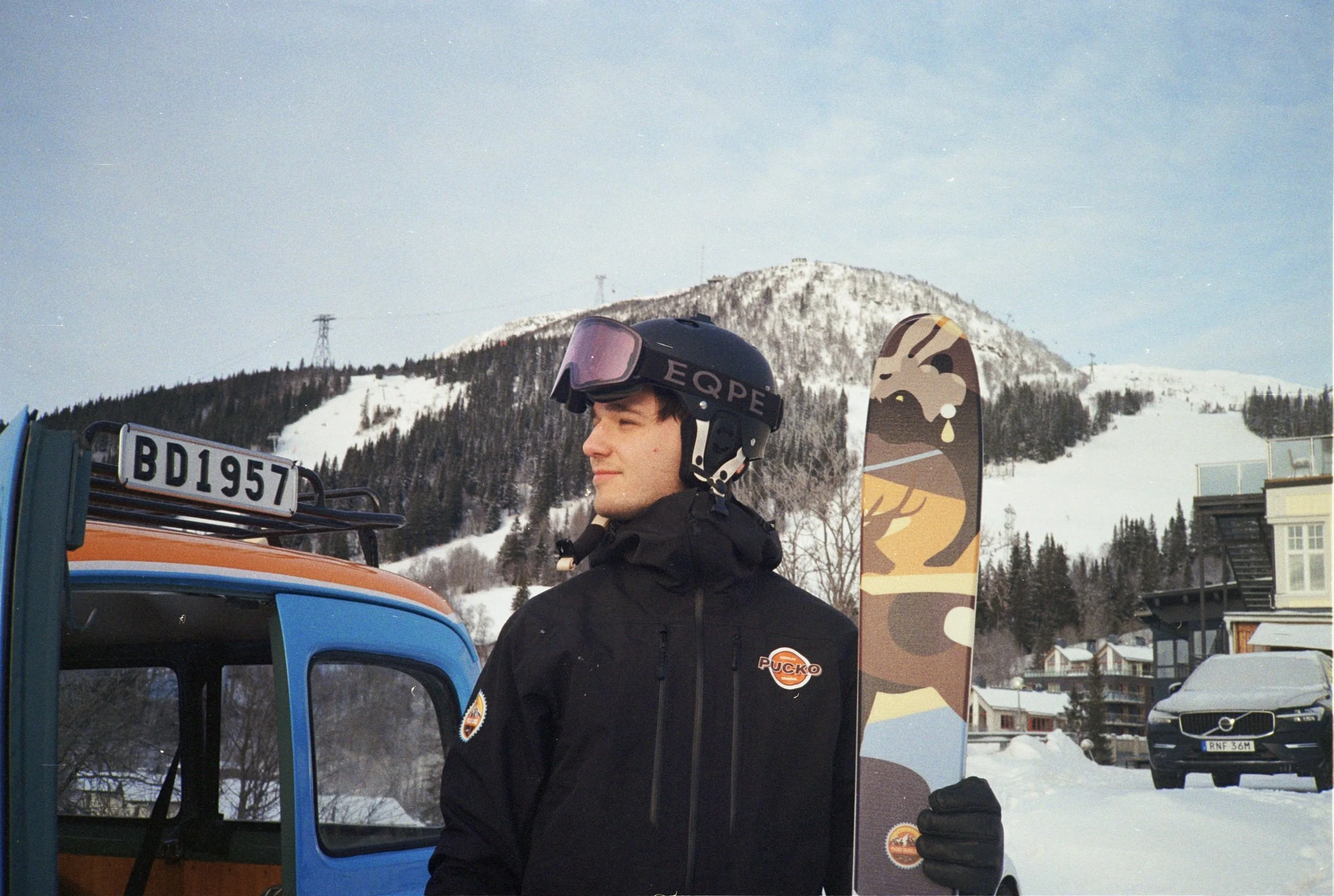 Skier in a black jacket in front of the slopes in Åre