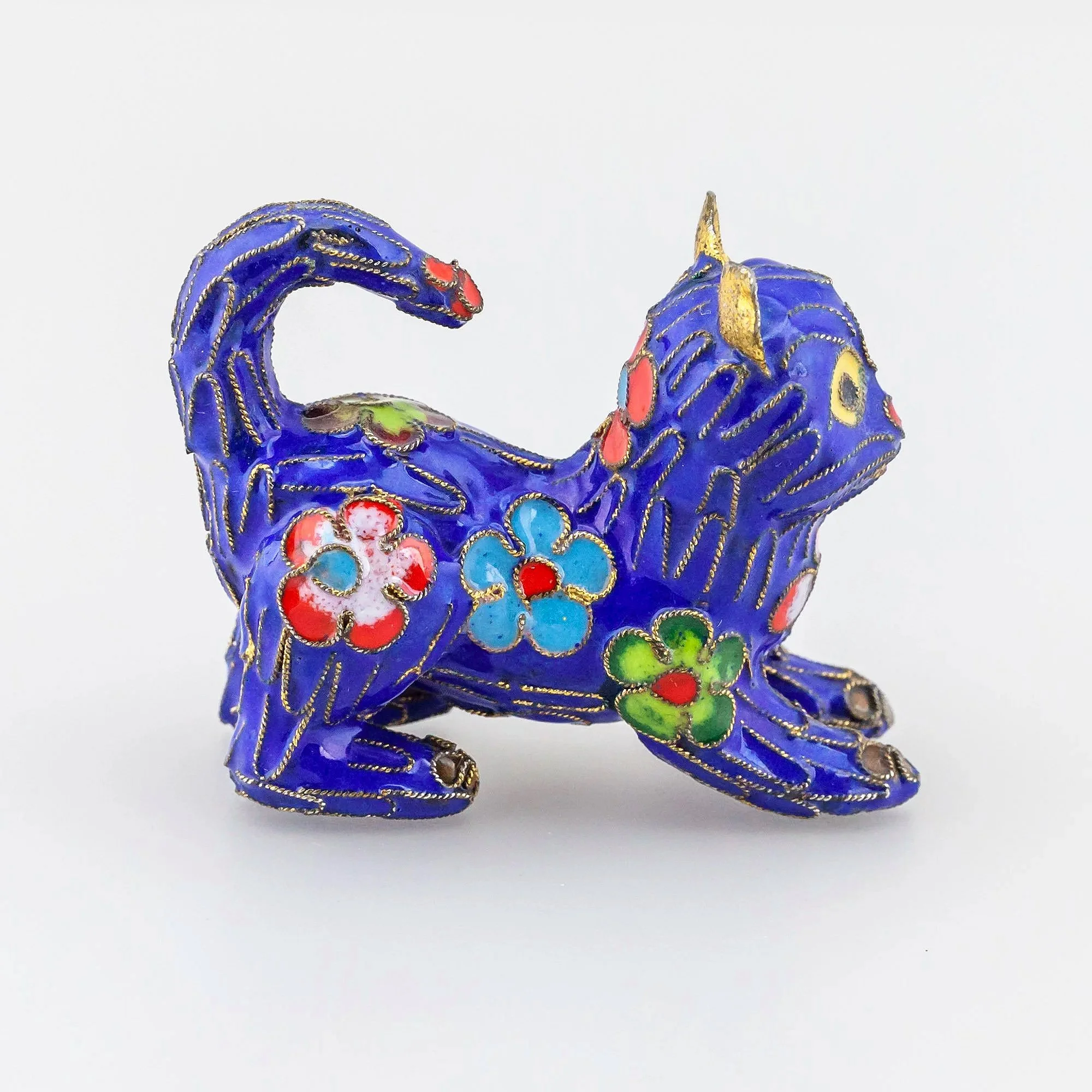 Enameled metal cat