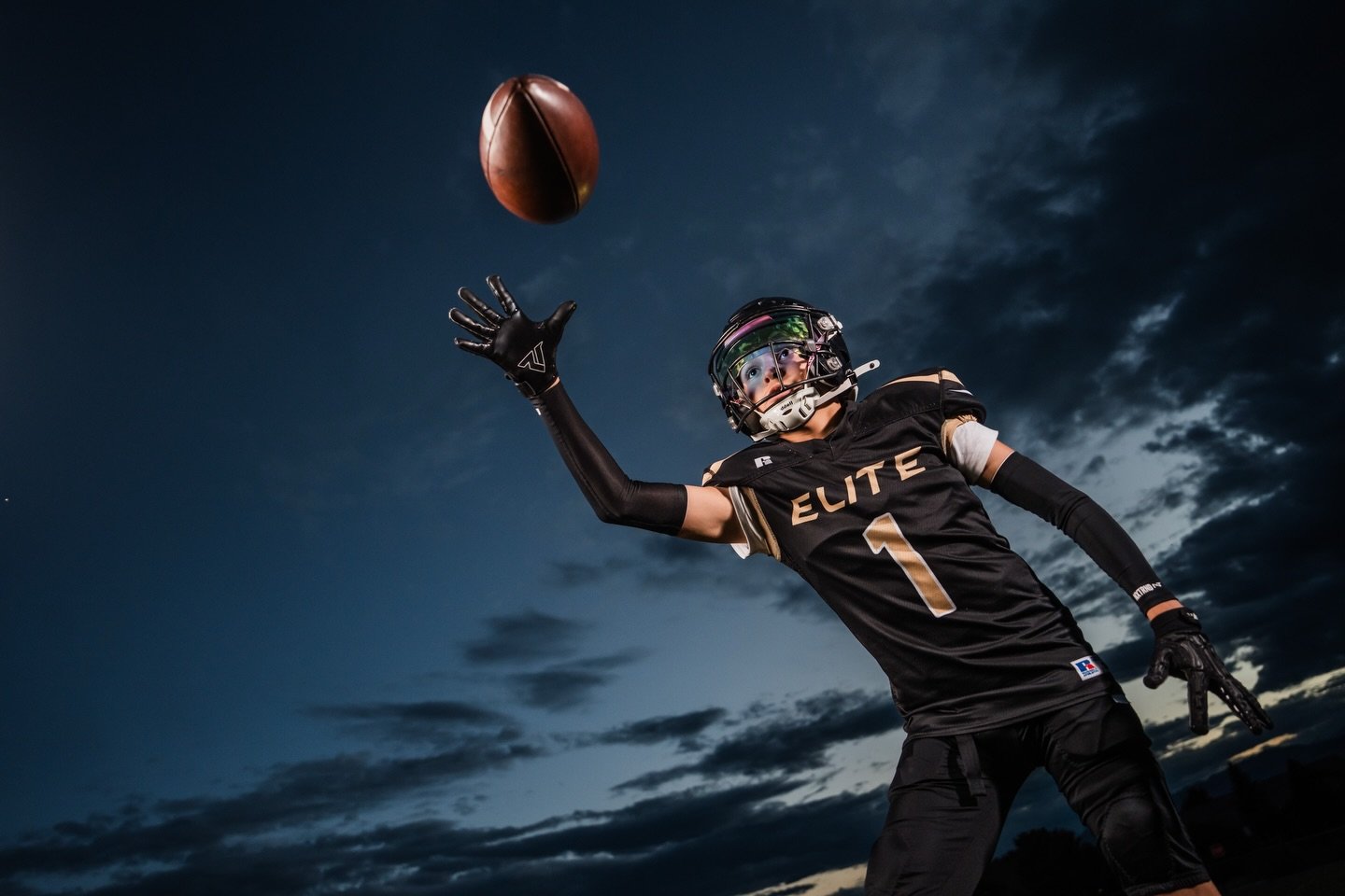 Denver gave us clouds, but @erieelitesports made the absolute most of it. 🌫️🏈

These shots came out so bold and dramatic. When Mother Nature gives you a sign, best follow it! 📸

#youthfootballphotos #denversportsphotographer
