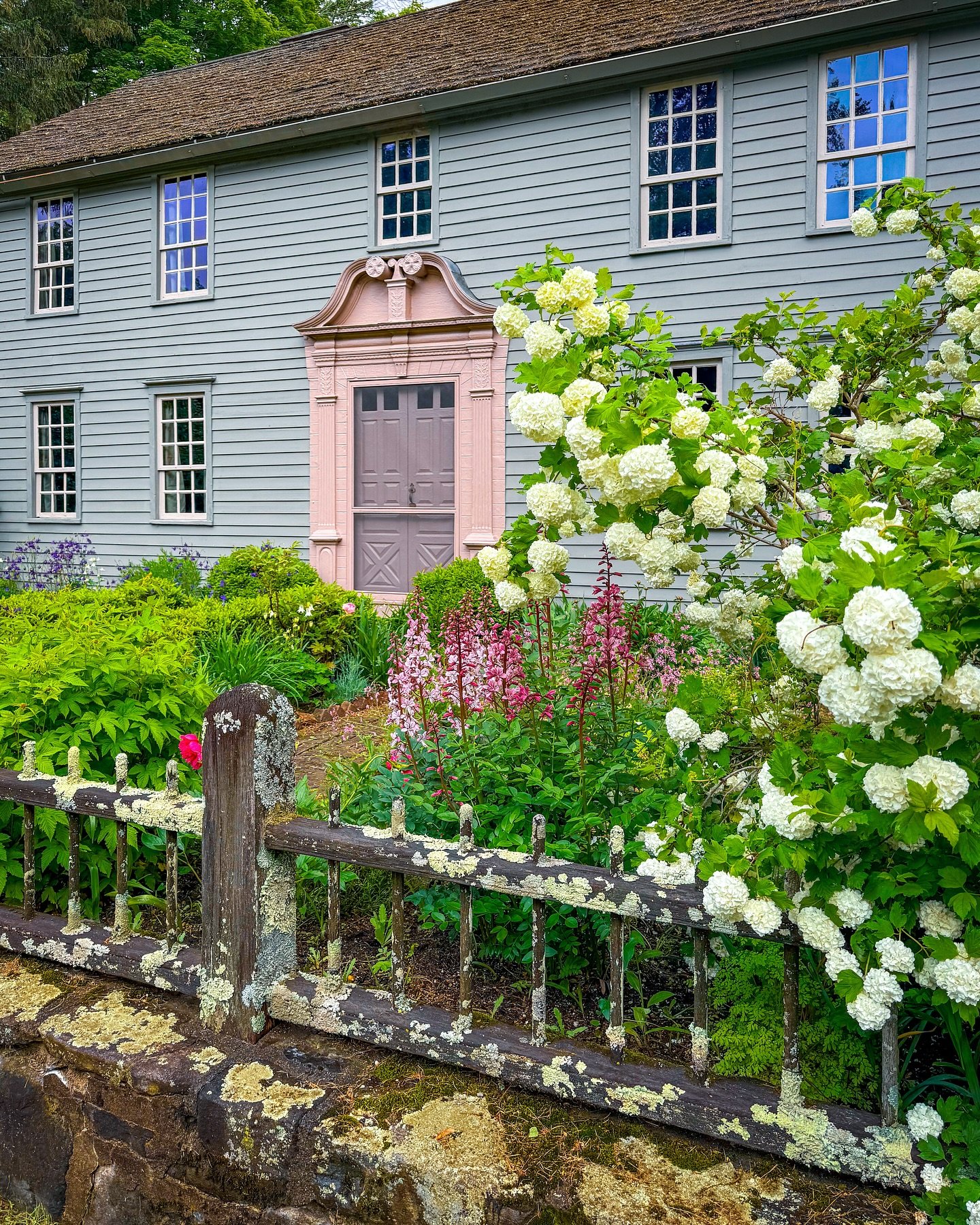 Guided tours are now offered at this historic @thetrustees property, located in the heart of the Berkshires in Stockbridge, Massachusetts! 

🏠 The Mission House was built in the early 1740s by English missionary John Sergeant. When the home was orig