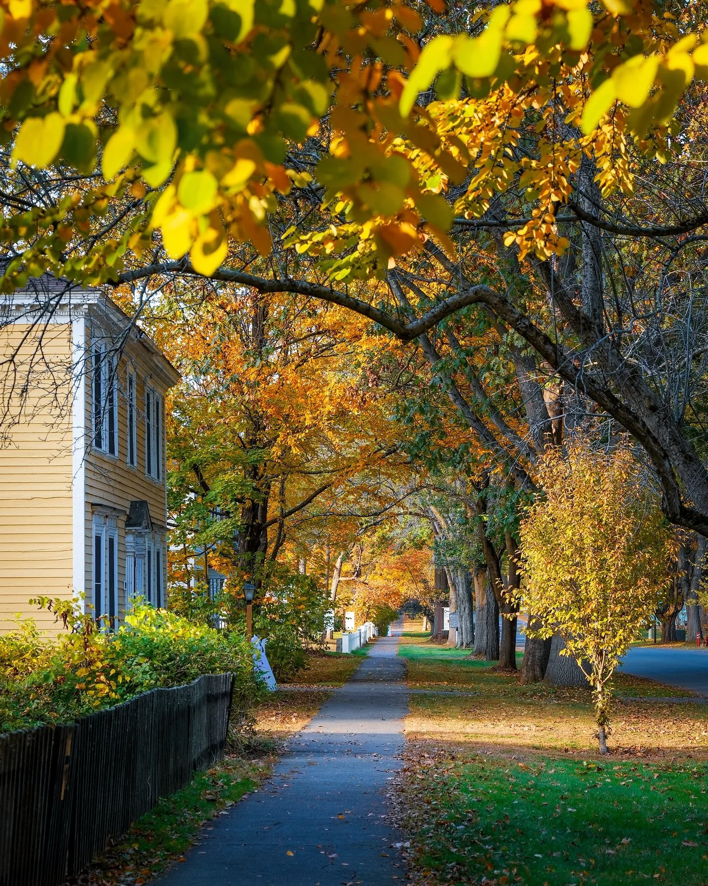 It&rsquo;s the perfect time to take a walk through @historicdeerfield in Western Massachusetts! 🍂

🗓️ You&rsquo;ll find a full calendar of events happening at Historic Deerfield &mdash; including guided tours of the historic homes and lots of speci
