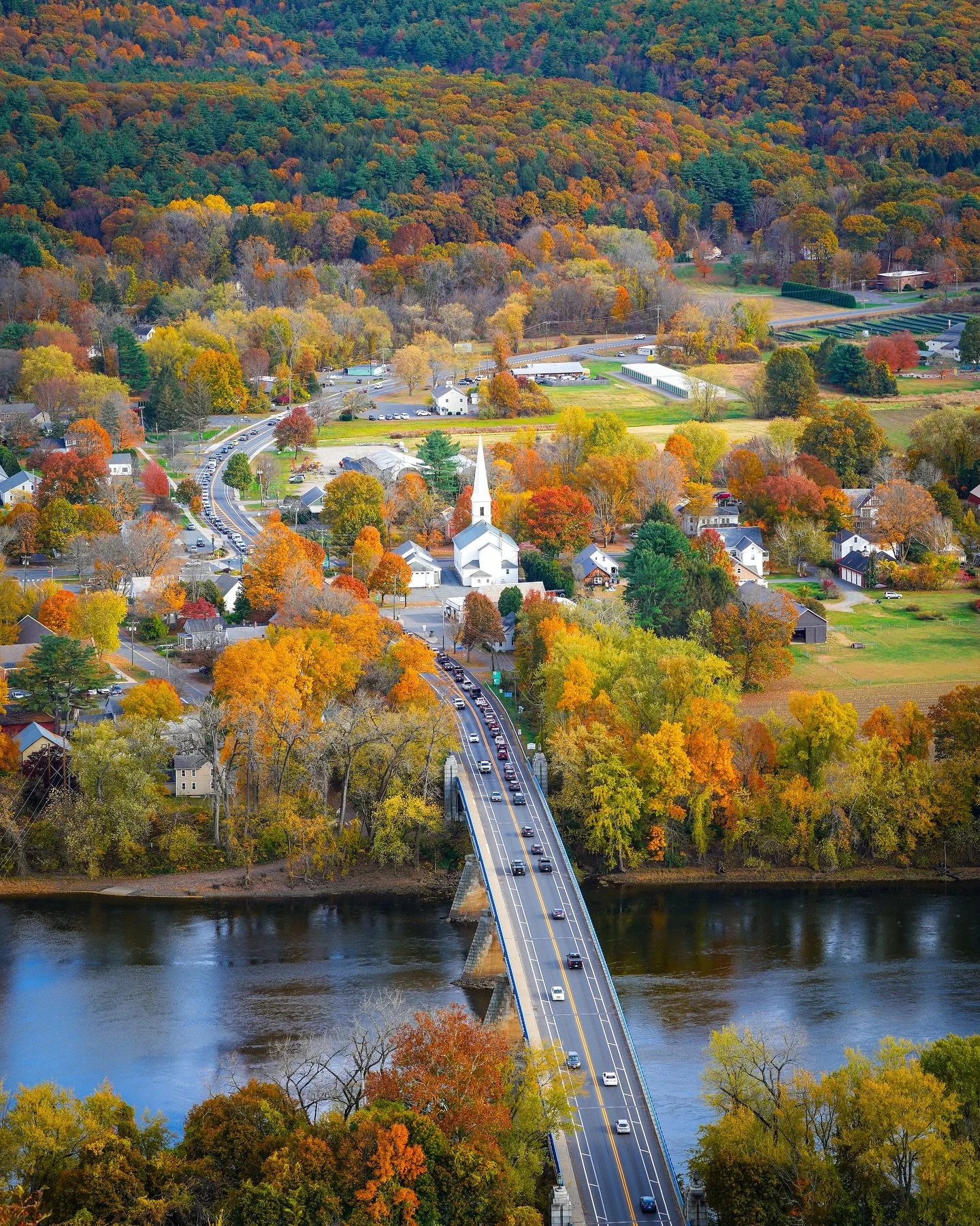 One of my favorite views in Western Mass is looking even more picturesque with peak fall foliage. 🍁❤️

If you haven&rsquo;t had a chance to see the view from the top of Mount Sugarloaf this fall, now is the perfect time!

It is just about a mile to 