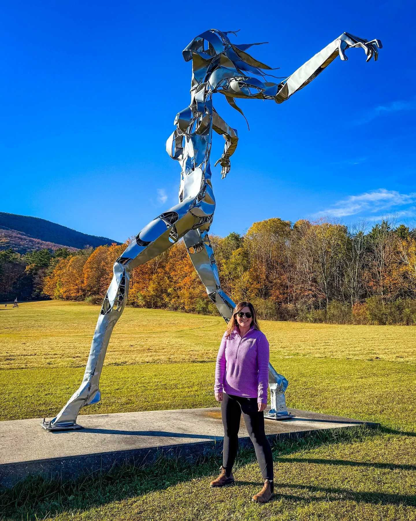 The perfect Vermont town to visit year-round! 🌲 

Sharing a few of my favorite scenes from my visit to Manchester, VT this fall. This Vermont town is located in the southeast corner of Vermont and makes a perfect day trip or extended getaway! It's i