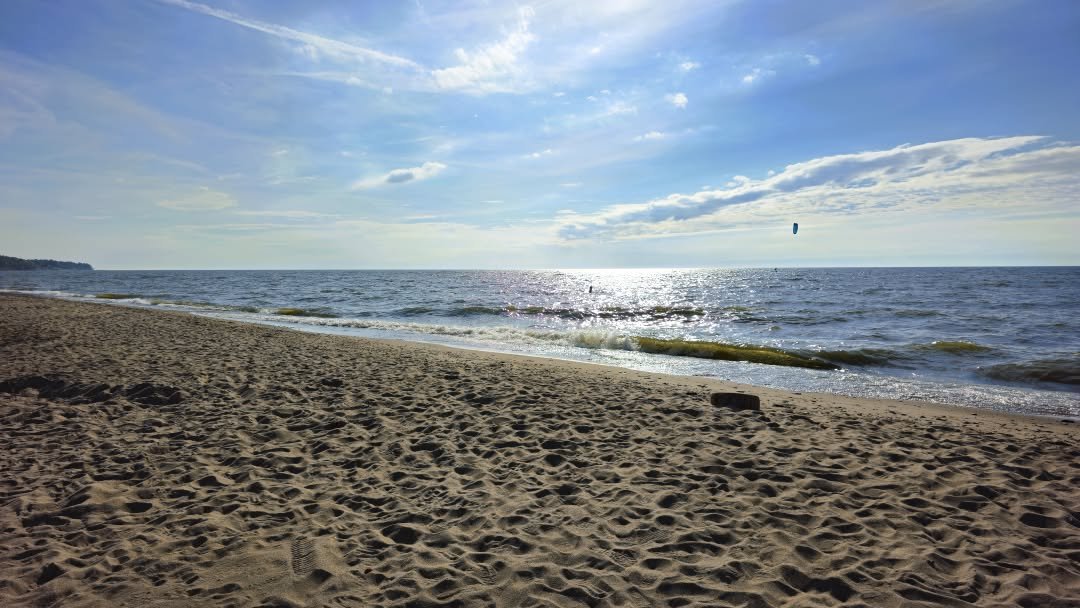 Who's coming with us to the ️Largest Lake Erie Beach in Ohio: 1-mile-long natural sand beach 🏖️
What we love⬇️
🧺Picnic on the beach
🌊Swimming - no guards on duty
🏸BYOB - Bring Your Own Beach Games 
💎Beach Glass 
😎Sunbathing &amp; toes in the sa