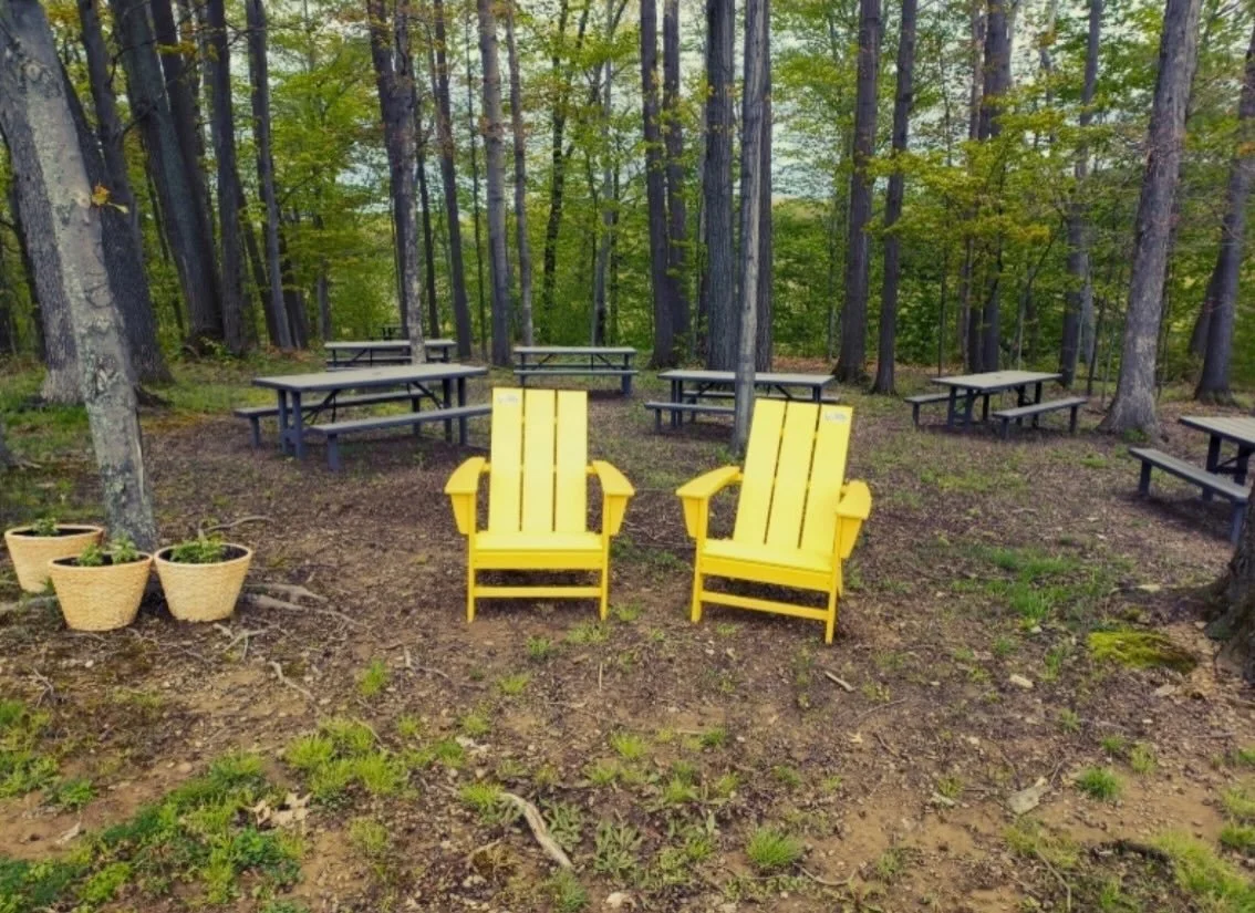 💛Some seats come with a view. Some come with a moment. This one comes with both. 💛
Today we&rsquo;re featuring @silvercrest_cellars, one of 25 yellow chair locations across Lake County, Ohio. 
Whether you&rsquo;re here for the view, the fresh air, 