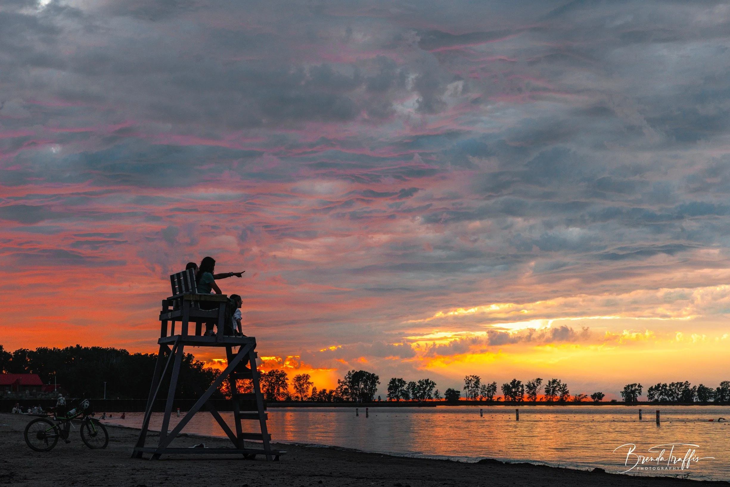 When the sky looks like this 😍🌅

📸: Thank you to @brendatraffisphotography for sharing this incredible view!

#sunset #tourlakecountyoh #summer #fairportharbor #lakeerieviews #lakeerie