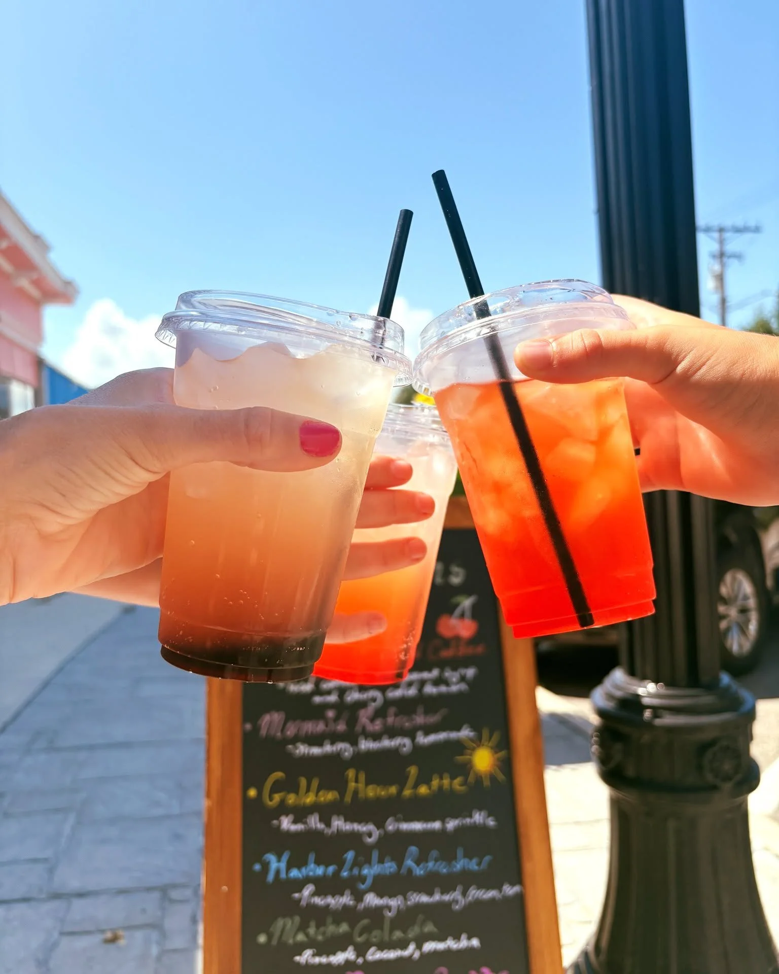 We're saying cheers to the weekend with Summer refreshers🍹🍉🍓🫐

What we loved:
@calicojackcoffee 
🍉Hydra-Melon Refresher - topped with fresh watermelon
🔥Smore's Latte - and yes, a freshly toasted marshmallow is right on top
🍓Nutella Berry Bagel