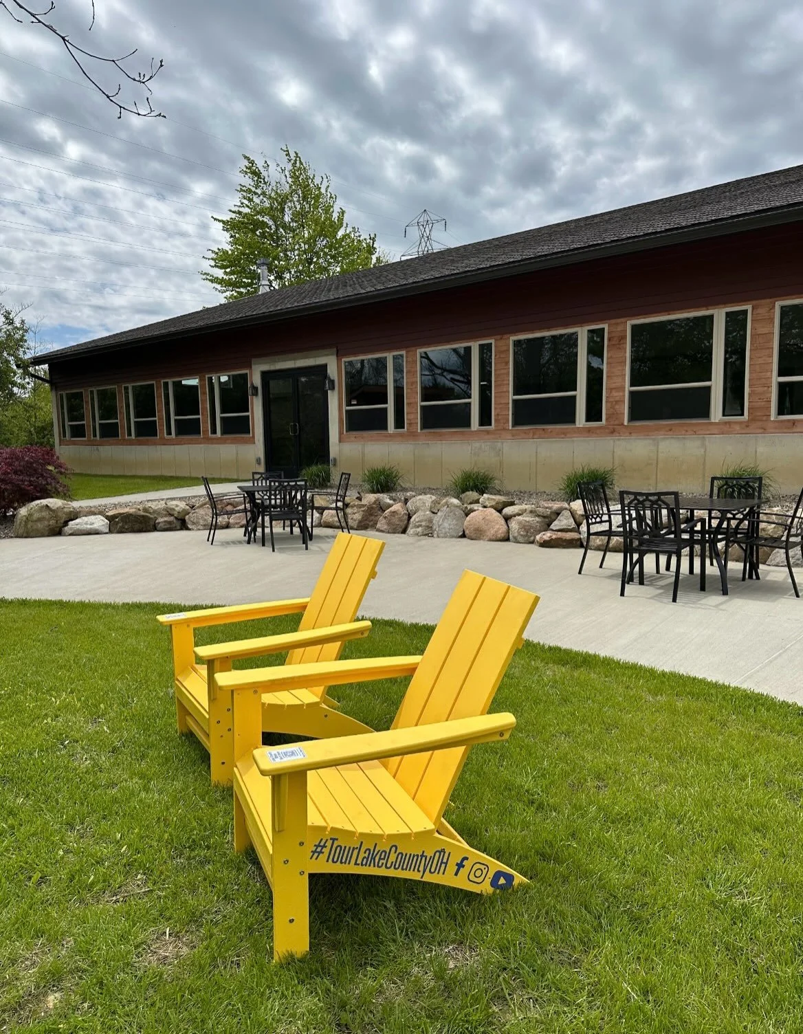 💛Some seats come with a view. Some come with a moment. This one comes with both. 💛
Today we&rsquo;re featuring Fossil Creek Winery, one of 25 yellow chair locations across Lake County, Ohio. 
Whether you&rsquo;re here for the view, the fresh air, t