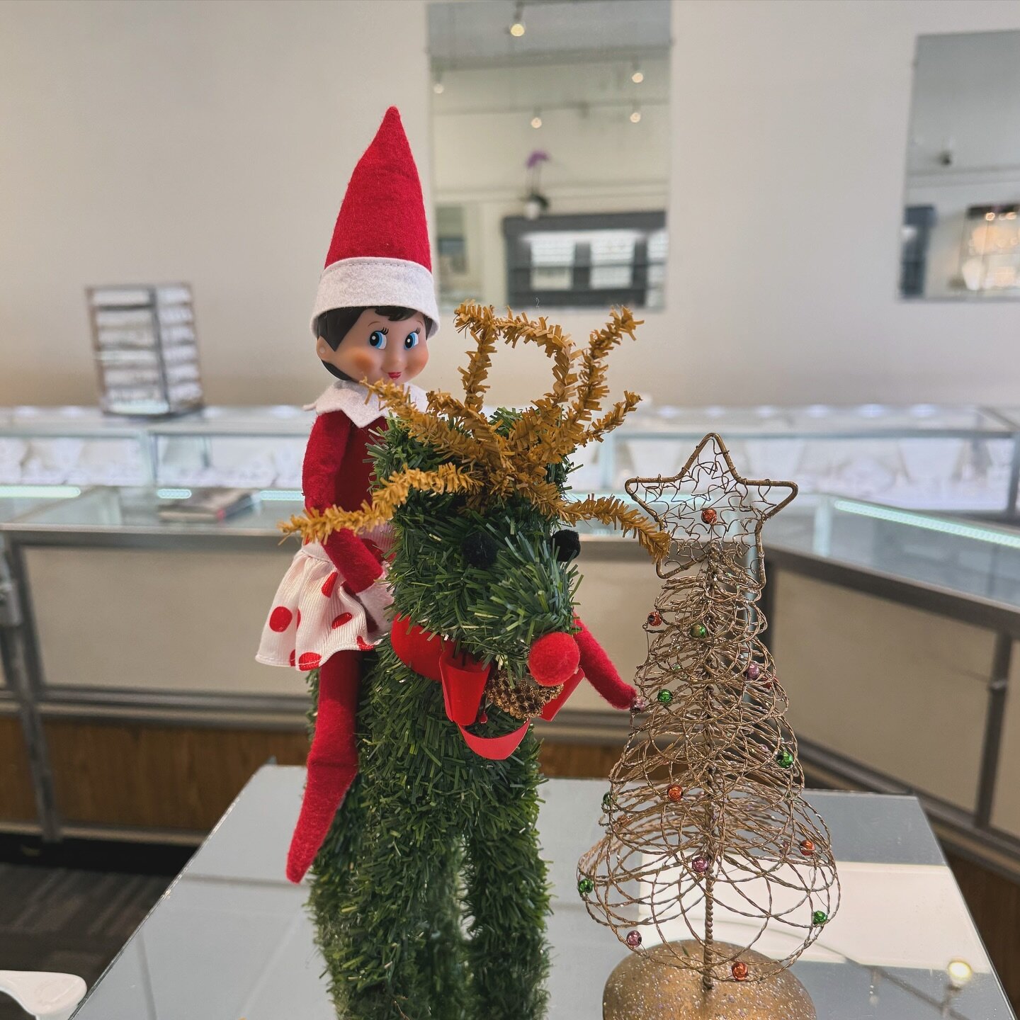 Sparkle is ready to ride back to North Pole to relax after a busy season.  She is watching over the store while we are here until 4 for your last minute shopping needs. #adventuresofsparkle #capecodjewelry @hyannismainstreet

#shopsmall #shoplocal #c
