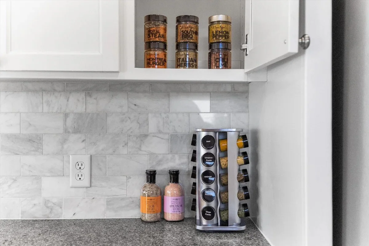 09 Kitchen 03 - Organized Kitchen Spice Rack with Assorted Seasonings.jpg