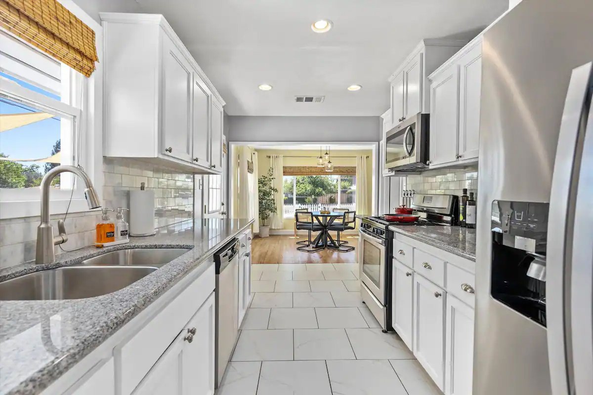 09 Kitchen 02 - Bright and Spacious Kitchen with Modern Appliances.jpg