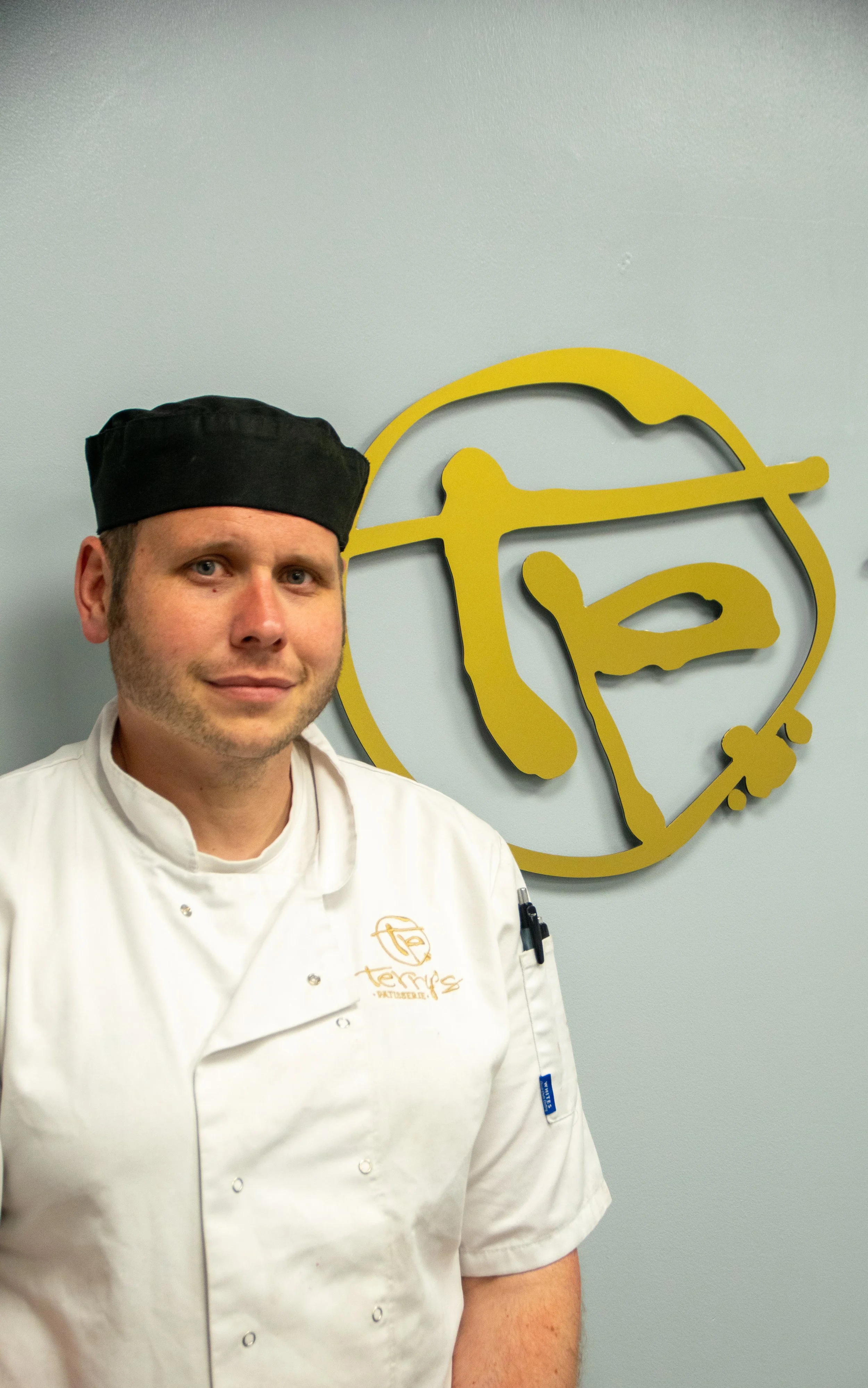 Silhouette of a person with short hair and an oval face, facing forward.