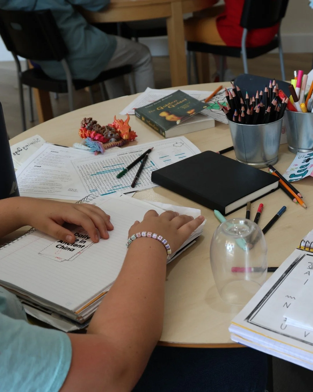 Learning becomes more meaningful when students take ownership of the process.
Organizing ideas, making connections, and working through each step with intention, this is where understanding begins to take shape.

#TheWaldenWay #IndependentLearners #L