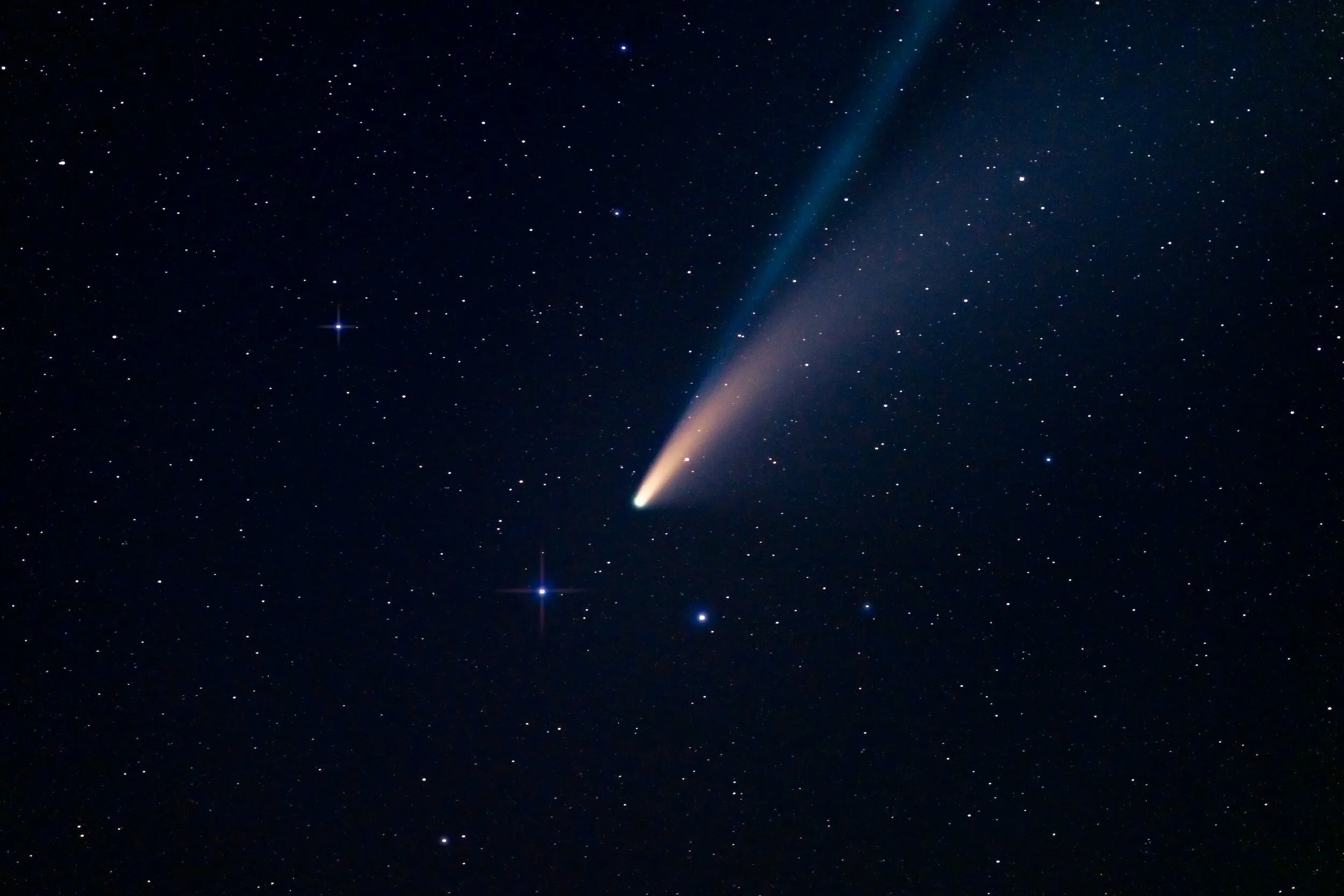 An image of a comet.