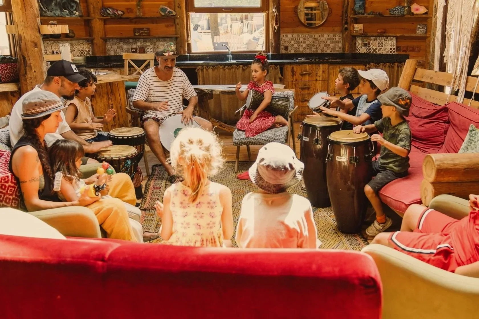 Groupe d'enfants faisant de la musique ensemble pour travailler la coordination, le social et le langage.