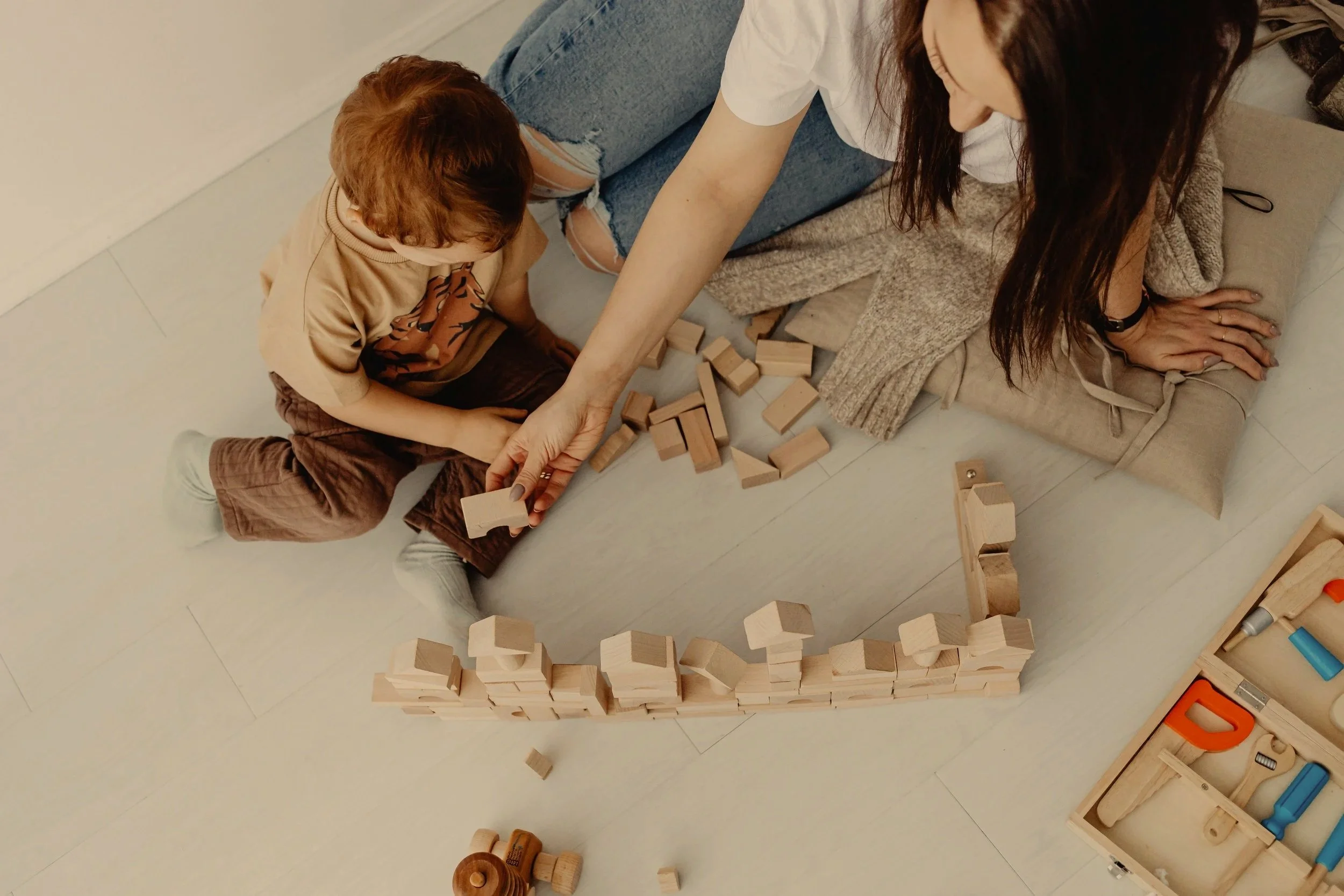 Enfant en bas âge manipulant des blocs — moment d'observation du langage