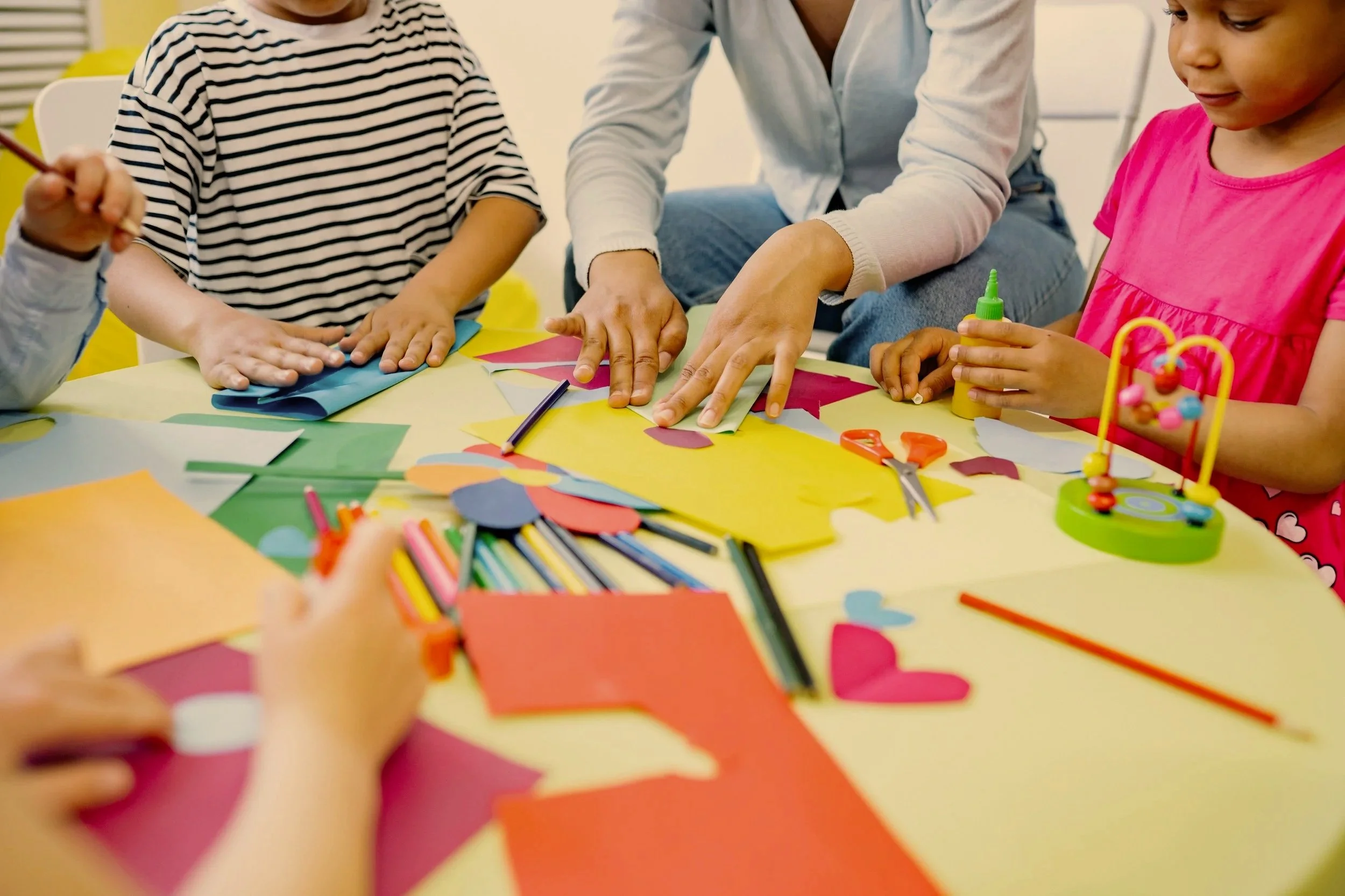 Groupe d'enfants en activité avec une éducatrice qui stimule la communication