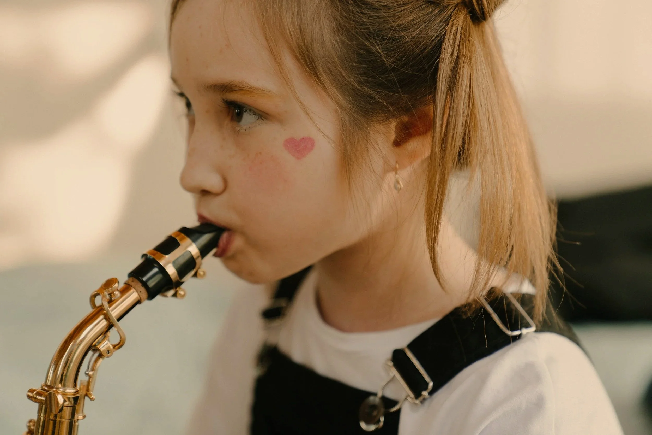 Musique et langage : pourquoi chanter et jouer avec le rythme aide ton enfant à lire (et à parler)