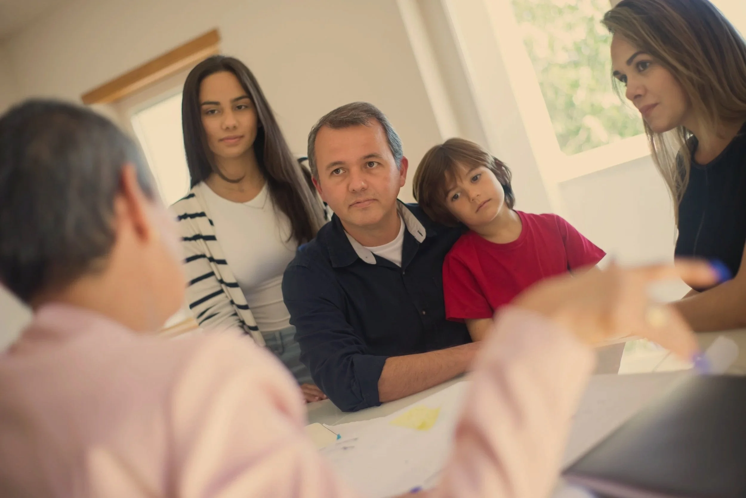 Éducatrice en rencontre avec un parent pour discuter du développement langagier de l'enfant