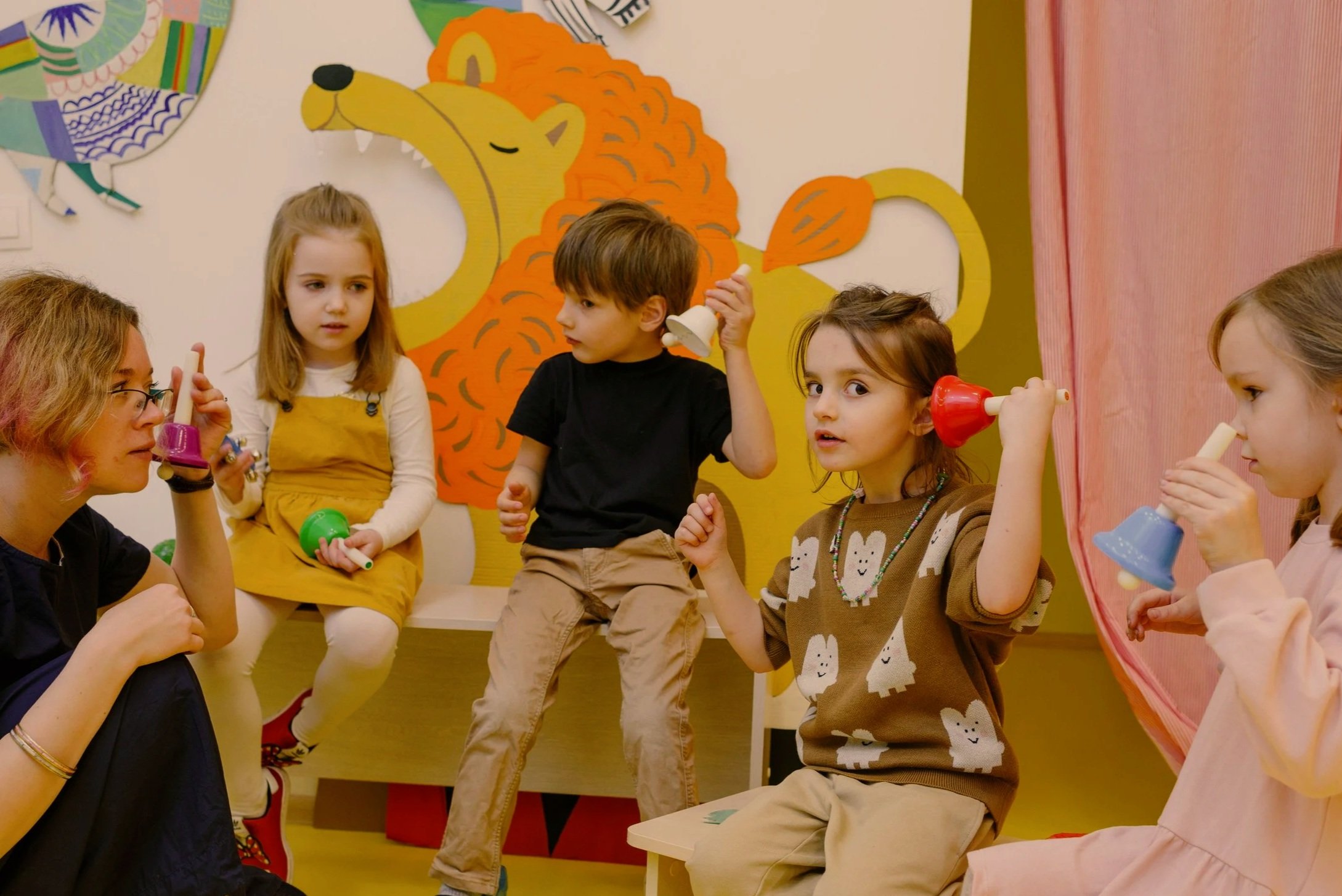 Enfants identifiant le timbre d'un instrument de musique pour améliorer leur discrimination auditive.