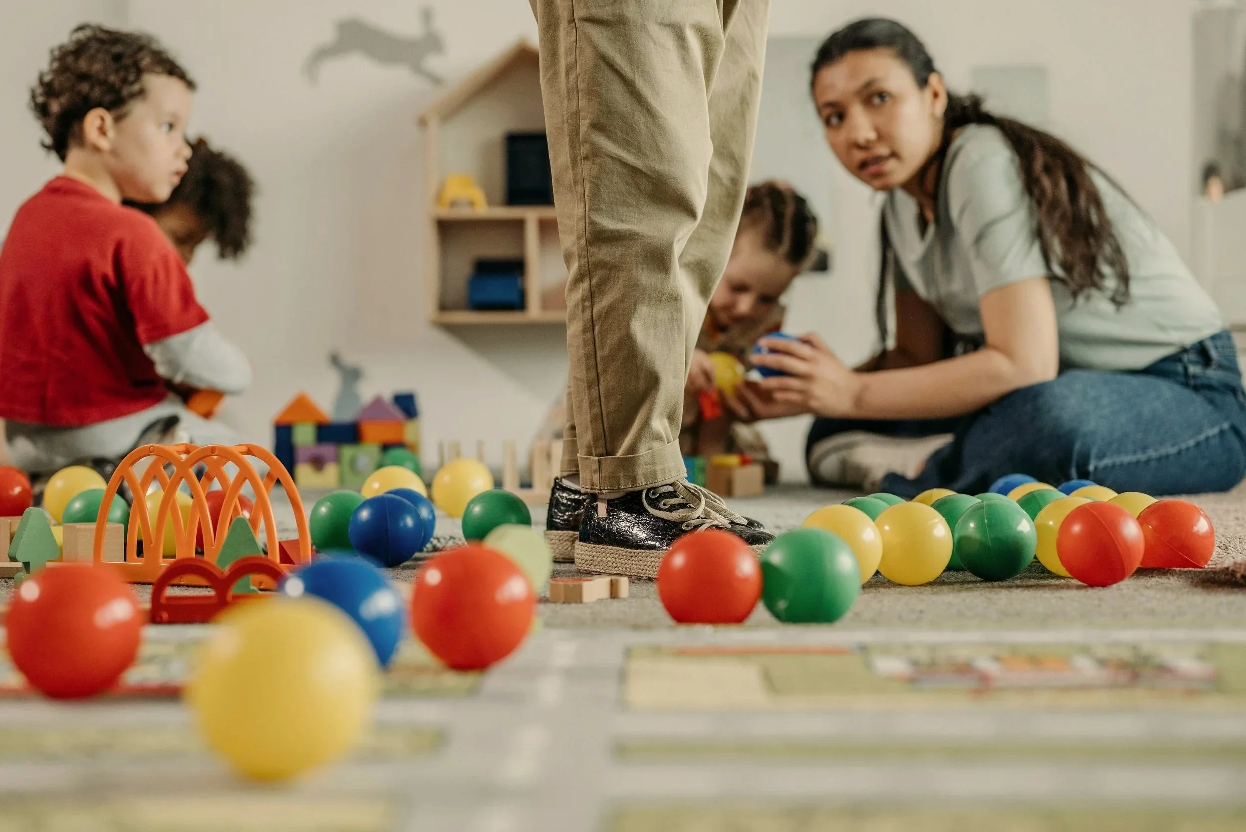 Intervenante en stimulation du langage accompagnant un enfant à la garderie pour favoriser le développement du langage