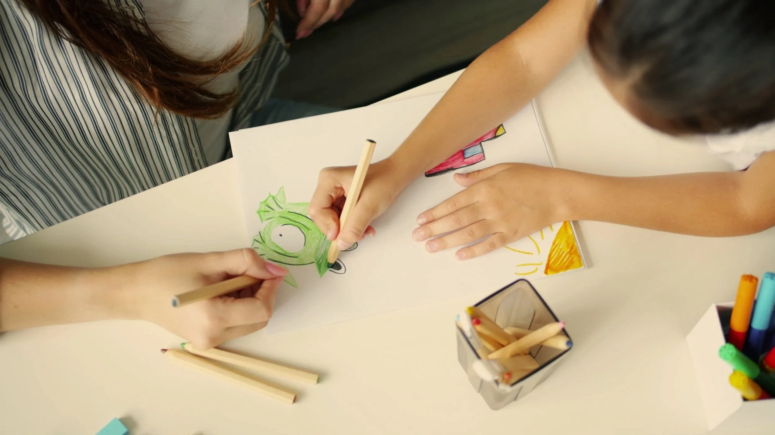 Éducatrice stimulant le langage par le jeu expressif avec des enfants