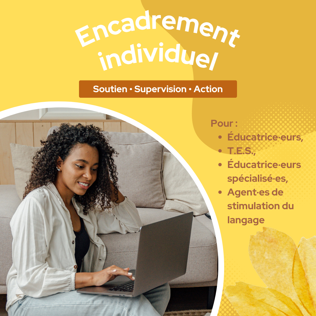 Une éducatrice à la petite enfance sur un canapé en utilise un ordinateur portable pour sa rencontre d'encadrement avec une orthophoniste, avec un fond jaune incluant du texte sur l'encadrement individuel pour différents acteurs éducatifs.