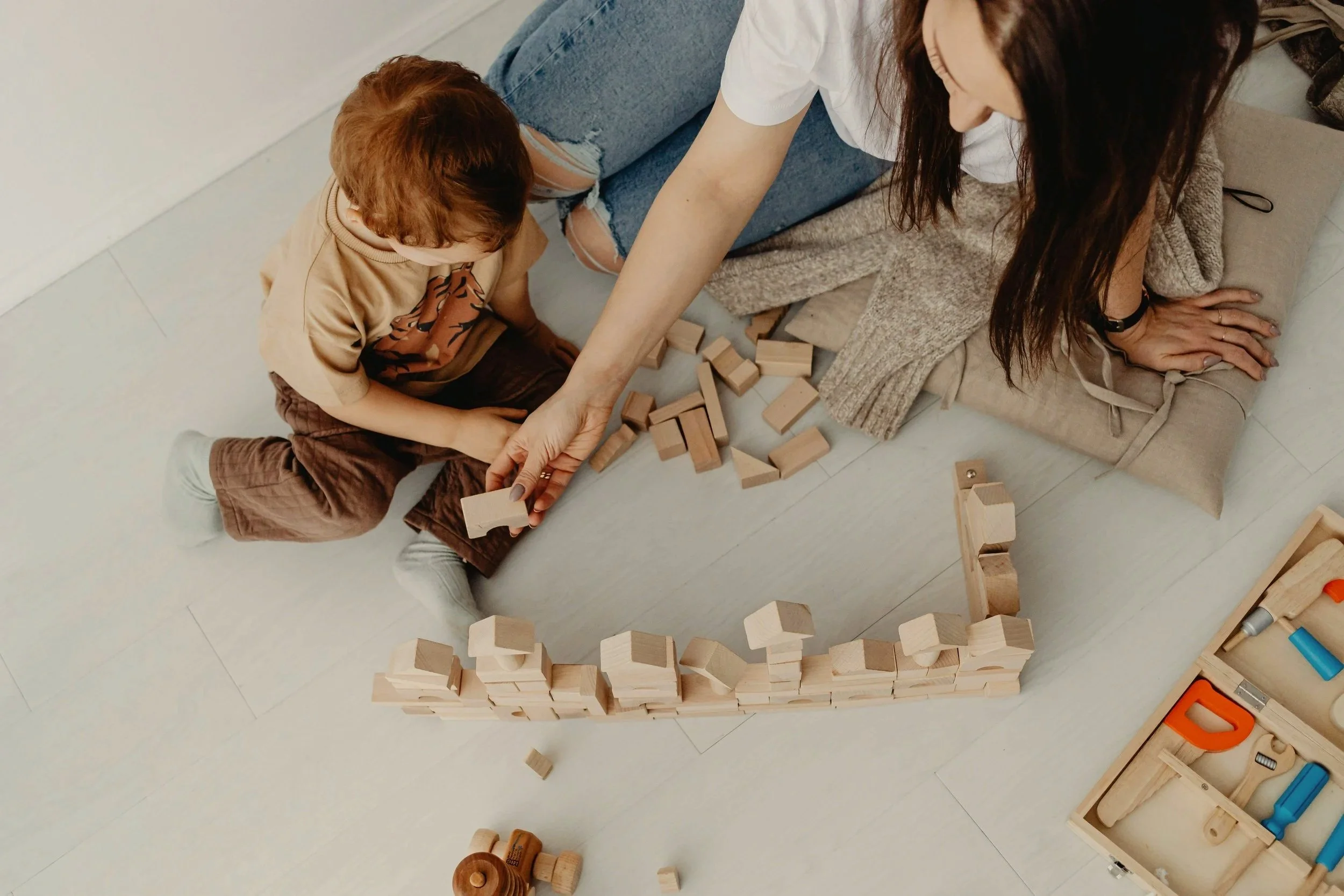 Orthophoniste évaluant un enfant pour établir un Plan d’intervention orthophonique personnalisé
