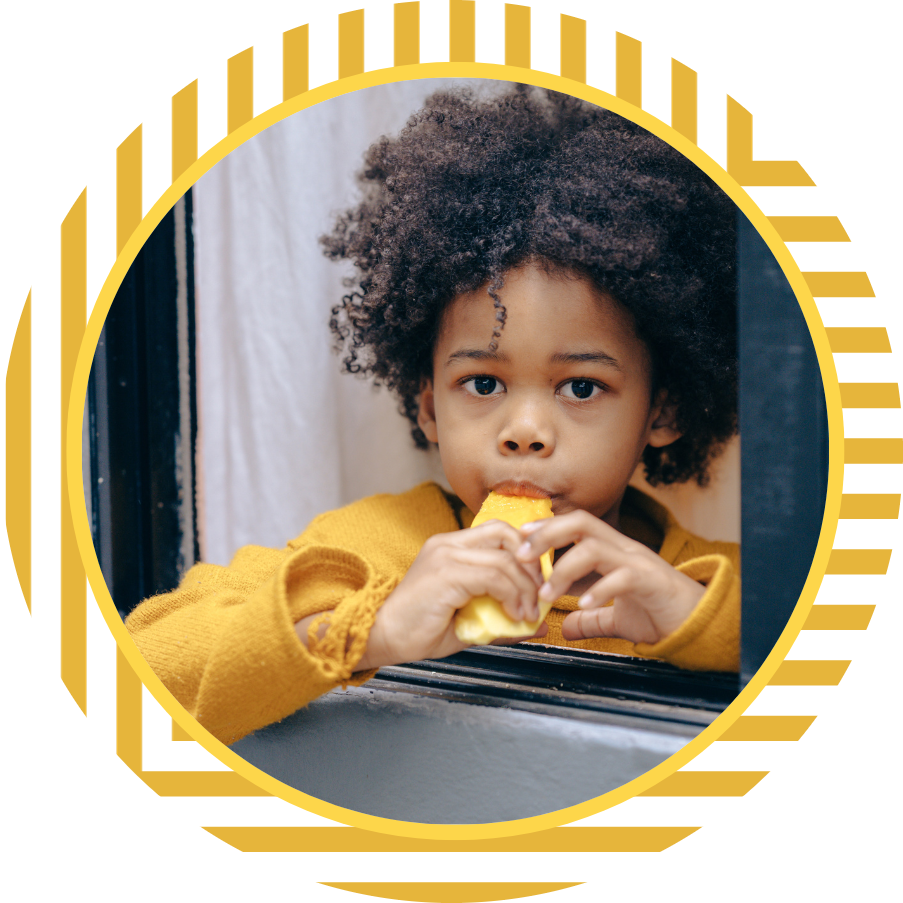 Portait d'un enfant qui mange