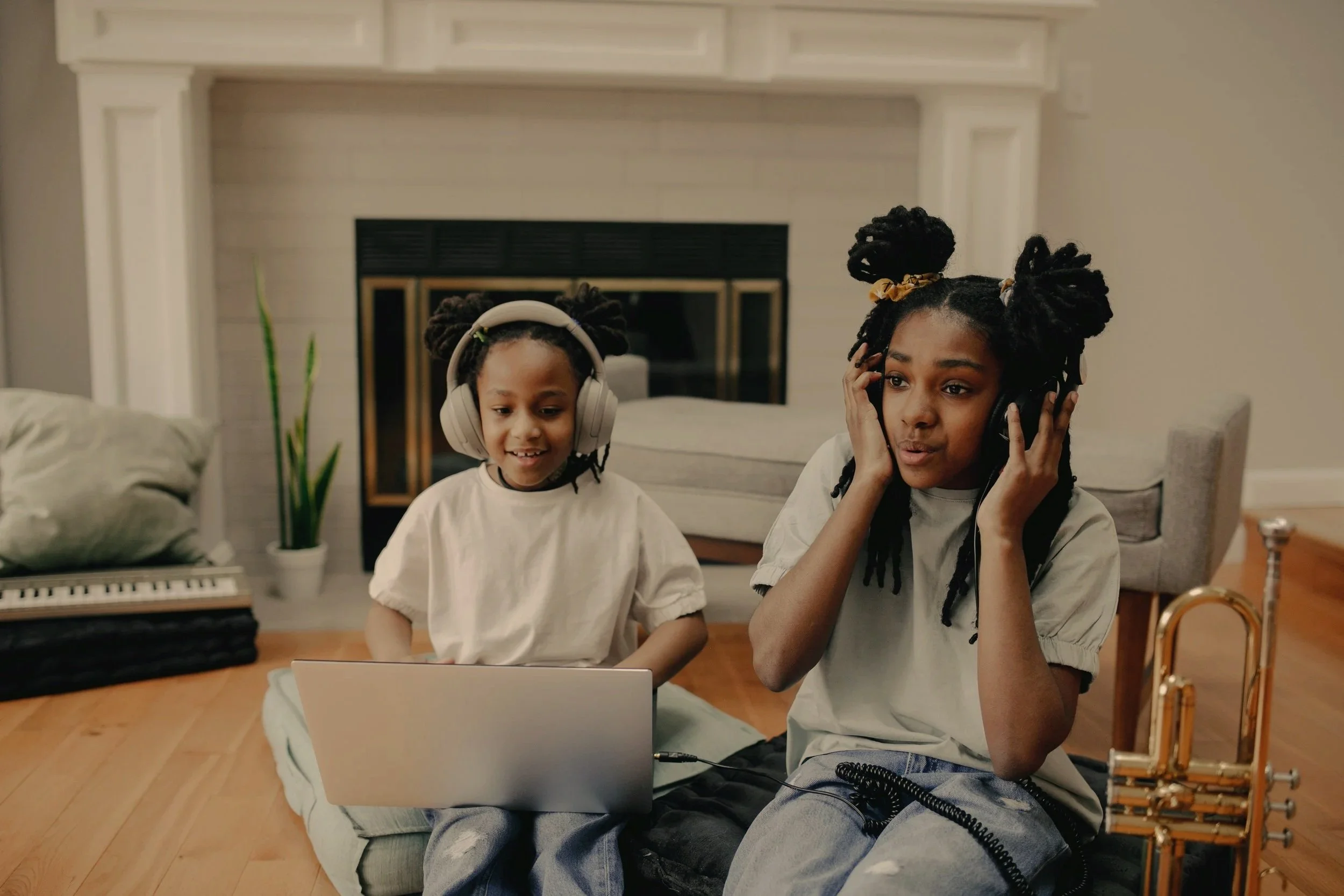 Enfants d'âge scolaire stimulant la lecture via un support rythmique musical pour remédier à la dyslexie.
