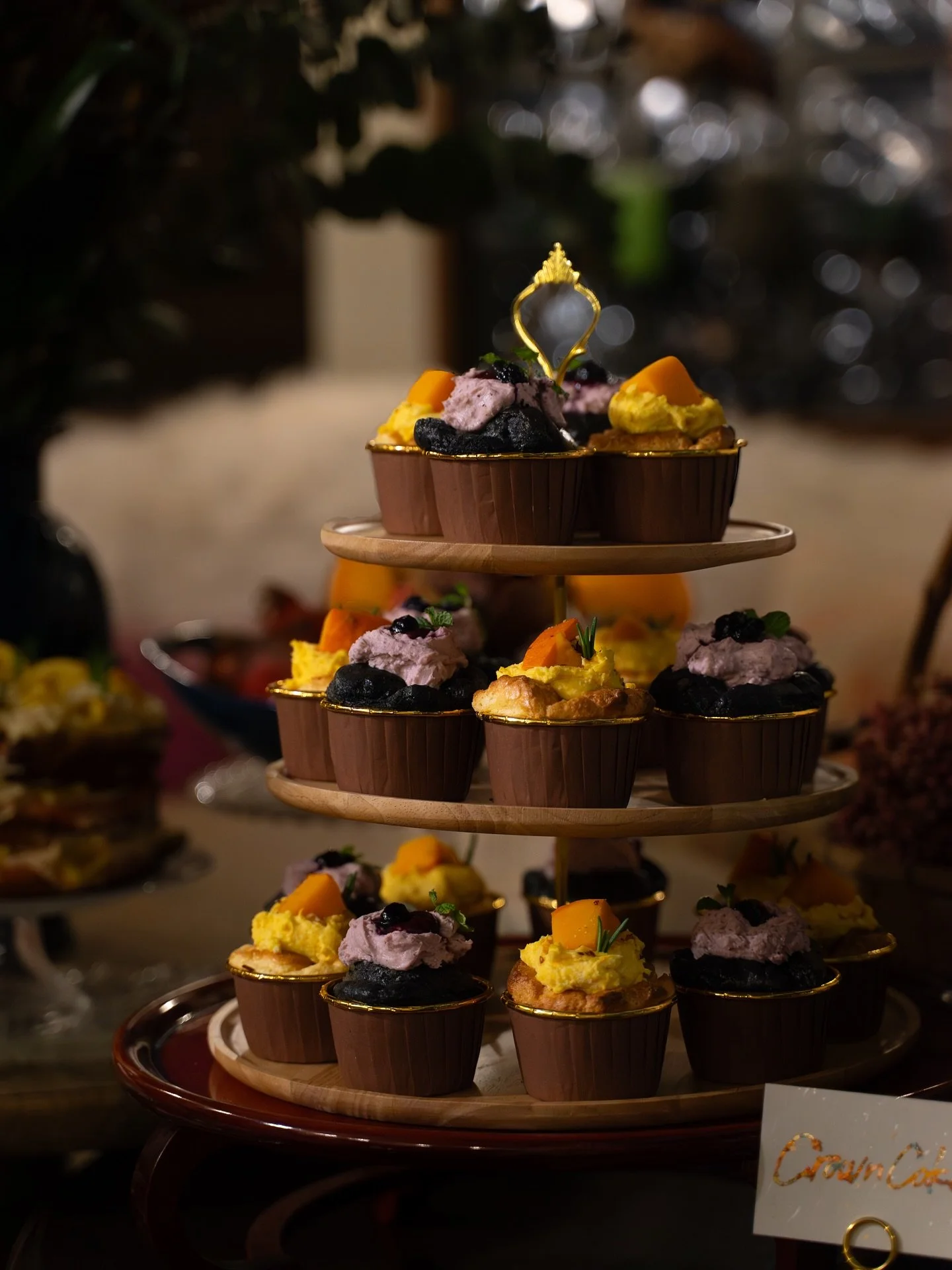 スイーツのご紹介🧁

THE BASEのスイーツは、店内でも、ご自宅でもお楽しみいただけます。
今回はCrown Cake のご紹介です。

季節の実りをジャム、生地、トッピングに使用したCrown Cake 。
今回は、かぼちゃ、ブルーベリーを使用いたしました。

ホームパーティーや撮影、イベントシーンに
彩りと上質な時間を添えるスイーツです。

THE BASEでは、季節の実りを、テーマに合わせた装いで、ご自宅でもお楽しみいただけます。

ご注文や・お見積もり・日程のご相談などのご相談は、