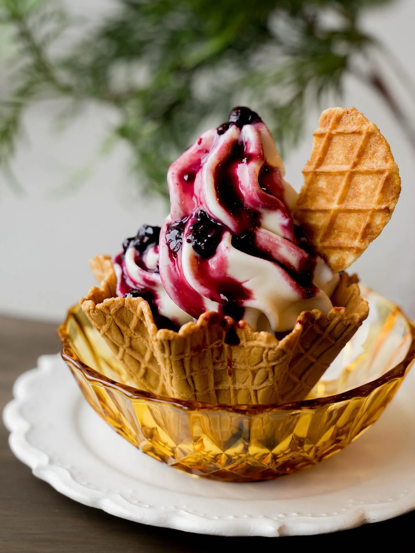 🍨

Fruits sundae 季節のフルーツサンデー
季節ごとのフルーツソースやジャムをたっぷりと身に纏った、サンデーです。
ジャムの酸味と、ソフトクリームの甘さがとってもぴったり。
使用しているフルーツなどは、お気軽にお聞きくださいね。

【THE BASE Anniversary sweets】
● 場所：中軽井沢駅2階
〒389-0111長野県北佐久郡軽井沢町長倉３０３７&minus;１８くつかけテラス2F
● 営業時間：11:00-17:00（11月より11:00-16:00）
●