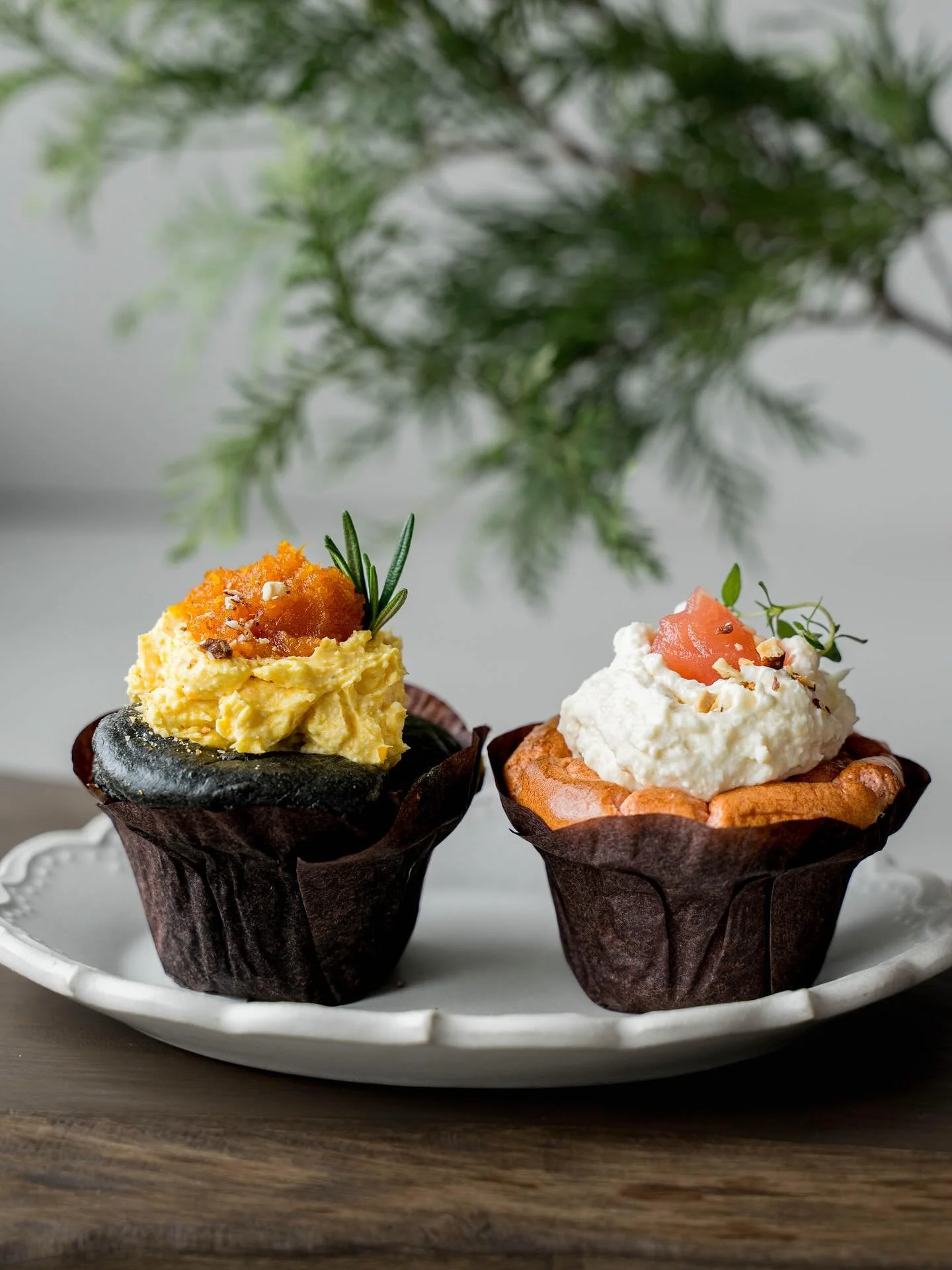 🧁
Crown Cake クラウンケーキ

季節のフルーツや実りをふんだんに使用した、Crown Cake 
りんご、ベリー、カボチャなど、使用しているフルーツなどは、ぜひお尋ねください。

【THE BASE Anniversary sweets】
● 場所：中軽井沢駅2階
〒389-0111長野県北佐久郡軽井沢町長倉３０３７&minus;１８くつかけテラス2F
● 営業時間：11:00-17:00（11月より11:00-16:00）
● 営業日：火曜定休（11月より、火曜・水曜定休。臨時休