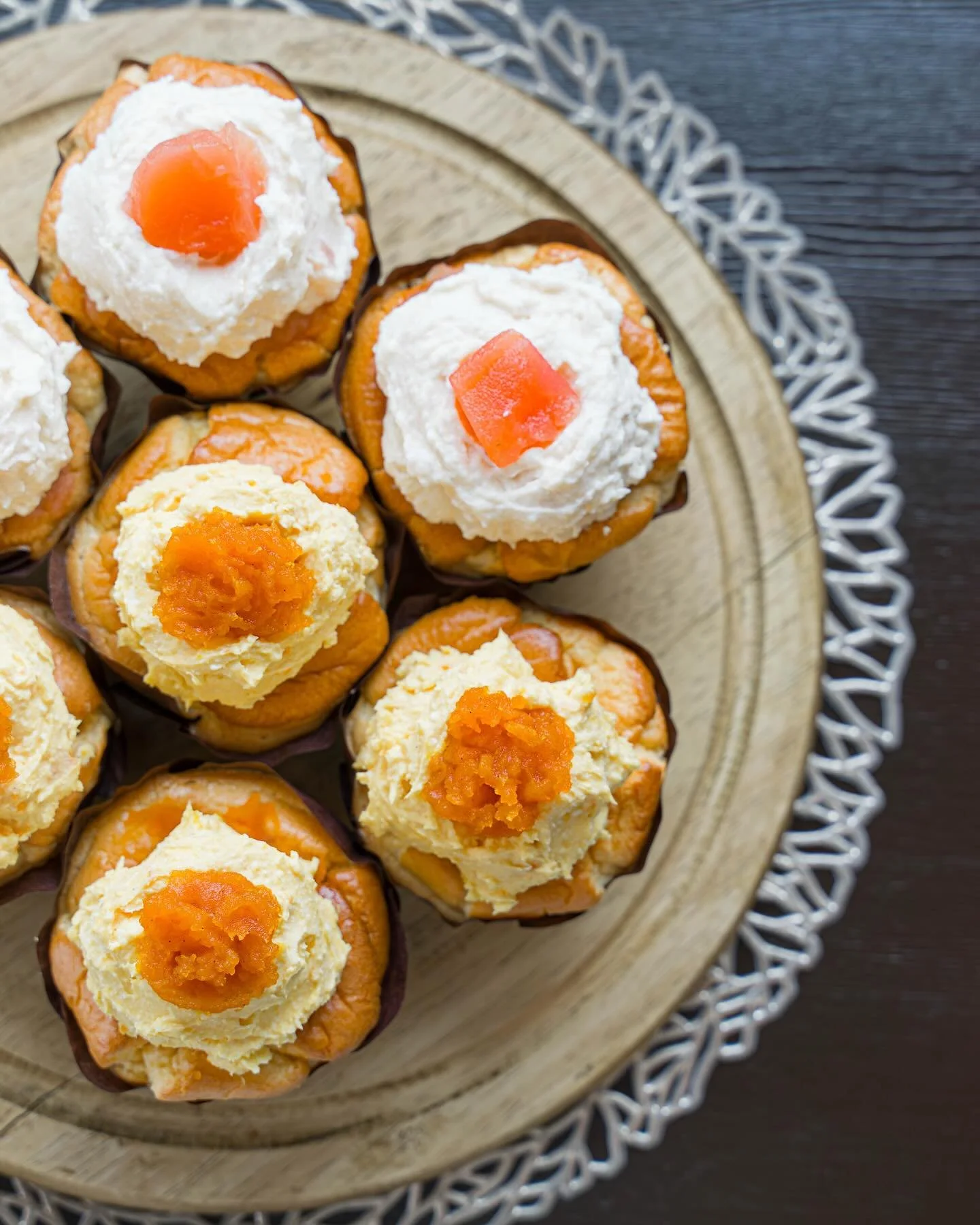 Crown Cake 👑

季節の実りを使用したスイーツです。
今回は、りんご（紅玉）とかぼちゃ（打木赤皮甘栗かぼちゃ）

テイクアウトも承っておりますので、ちょっとしたプレゼントにもぜひ

【THE BASE Anniversary sweets】
● 場所：中軽井沢駅2階
〒389-0111長野県北佐久郡軽井沢町長倉３０３７&minus;１８くつかけテラス2F
● 営業時間：11:00-17:00（11月より11:00-16:00）
● 営業日：火曜定休（11月より、火曜・水曜定休。臨時休