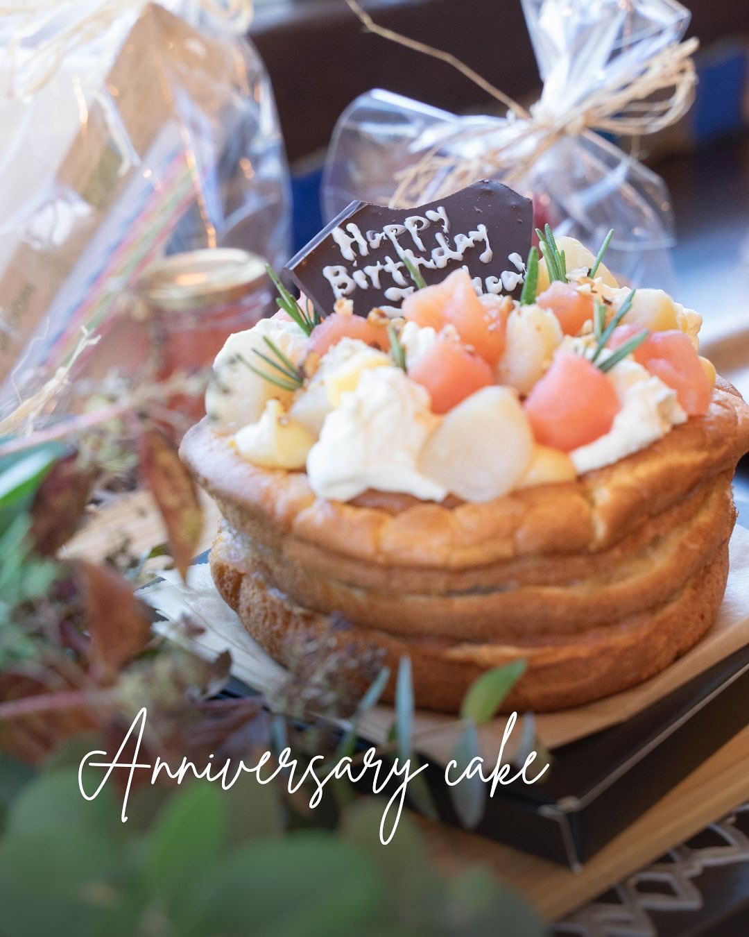 アニバーサリーケーキについて🎂
大切な記念日やお誕生日などのアニバーサリーを、季節の果物とお花で彩ります。

今回は、お誕生日祝い用のアニバーサリーケーキをご注文いただきました。
・5名様用ホール／完全おまかせ　&yen;10,000（ケーキ＋ブーケ）
・旬のりんごを使用。しなのスイートと紅玉のコントラストで、
　紅葉のはじまりを感じるブーケを添えてお作りしました。🍎🍁

【Anniversary cakeのご注文について】
🎂ご注文方法
InstagramのDM または 公式メールにて