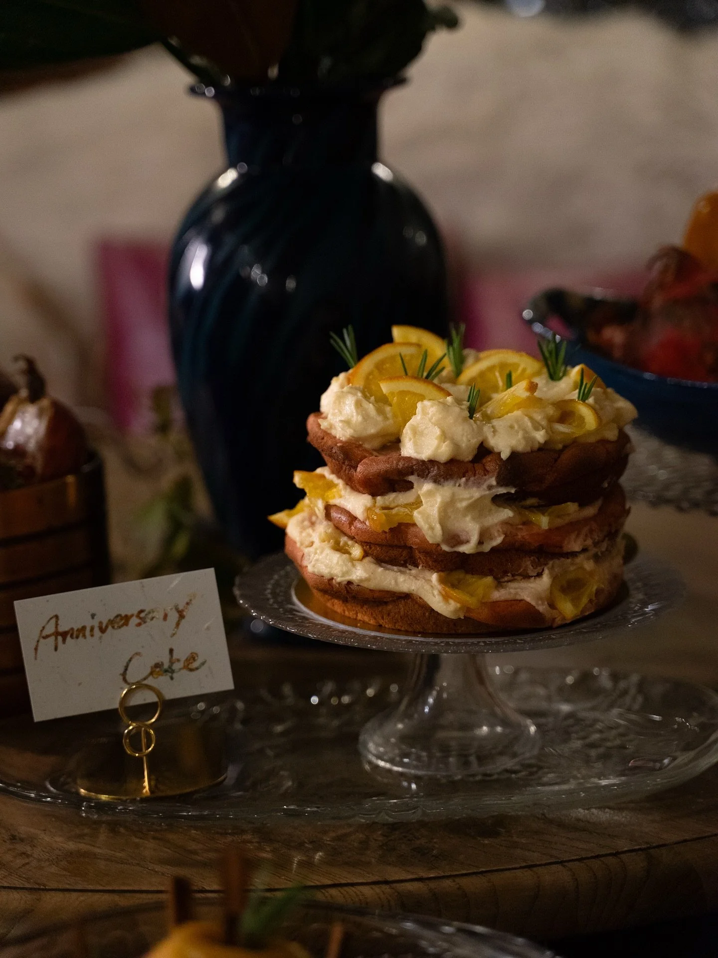 スイーツのご紹介🧁

THE BASEのスイーツは、店内でも、ご自宅でもお楽しみいただけます。
今回はAnniversary Cakeのご紹介です。

季節の実りをふんだんに、ジャム、生地、トッピングに使用したAnniversary Cake 。
今回は、りんご、レモンを使用いたしました。

大切な記念日、ホームパーティーや撮影、イベントシーンに
彩りと上質な時間を添えるスイーツです。

THE BASEでは、季節の実りを、テーマに合わせた装いで、ご自宅でもお楽しみいただけます。

ご注文や・