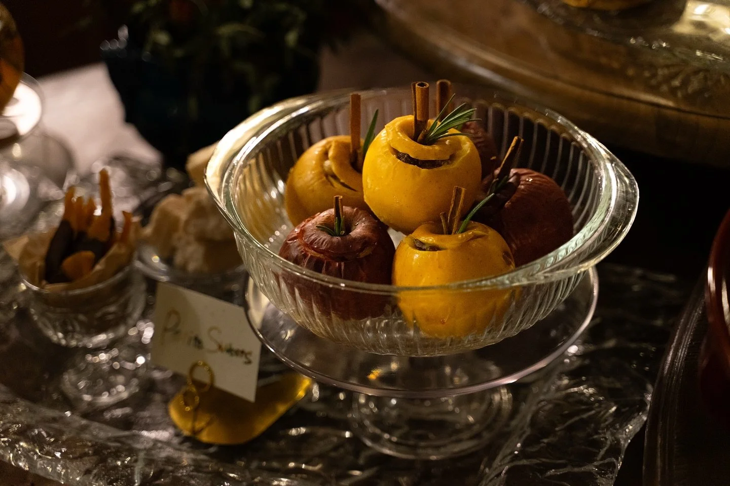 スイーツのご紹介🧁

THE BASEのスイーツは、店内でも、ご自宅でもお楽しみいただけます。
今回は丸ごと焼きリンゴのご紹介です。

りんごを丸ごと1個、じっくりオーブンで焼き上げた、スイーツです。
りんごの品種によって、味わいが異なるのが特徴。
今回は、紅玉、シナノゴールドを使用いたしました。

ホームパーティーや撮影、イベントシーンに
彩りと上質な時間を添えるスイーツです。

THE BASEでは、季節の実りを、テーマに合わせた装いで、ご自宅でもお楽しみいただけます。

ご注文や・お見積