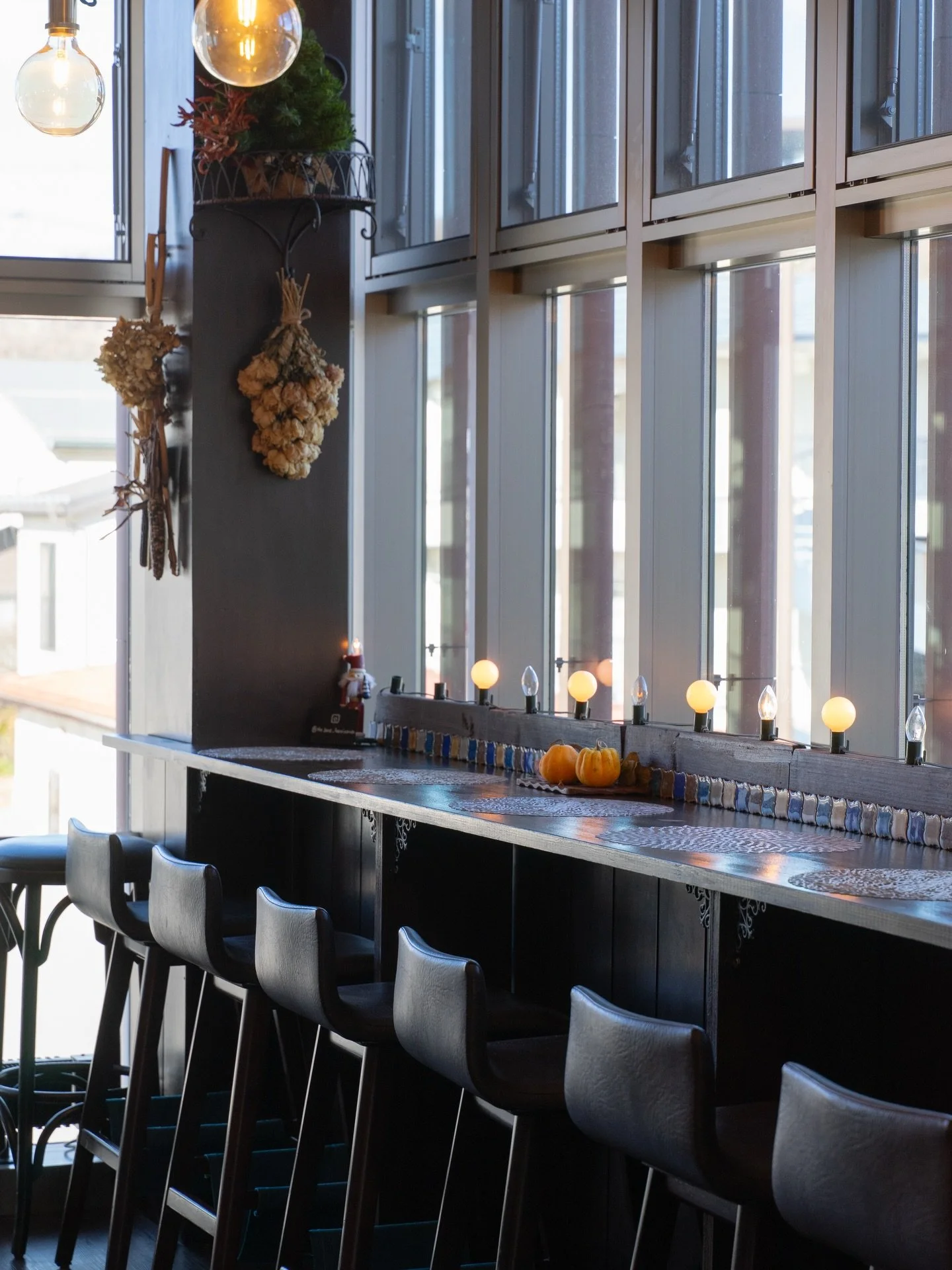 店内の様子

中軽井沢駅の中に佇むTHE BASE
先日お客様より「お店の雰囲気がとても好きで、東京から毎年来ています！」とお声かけいただきました。

紅葉も終わり、いよいよ厳しい冬を迎える頃ですが、そんな皆様の一言に、とても温かい気持ちになります。

冬の軽井沢の空気は、また格別です。

ぜひ遊びにいらしてくださいね。

【THE BASE Anniversary sweets】
● 場所：中軽井沢駅2階
〒389-0111長野県北佐久郡軽井沢町長倉３０３７&minus;１８くつかけテラス2F